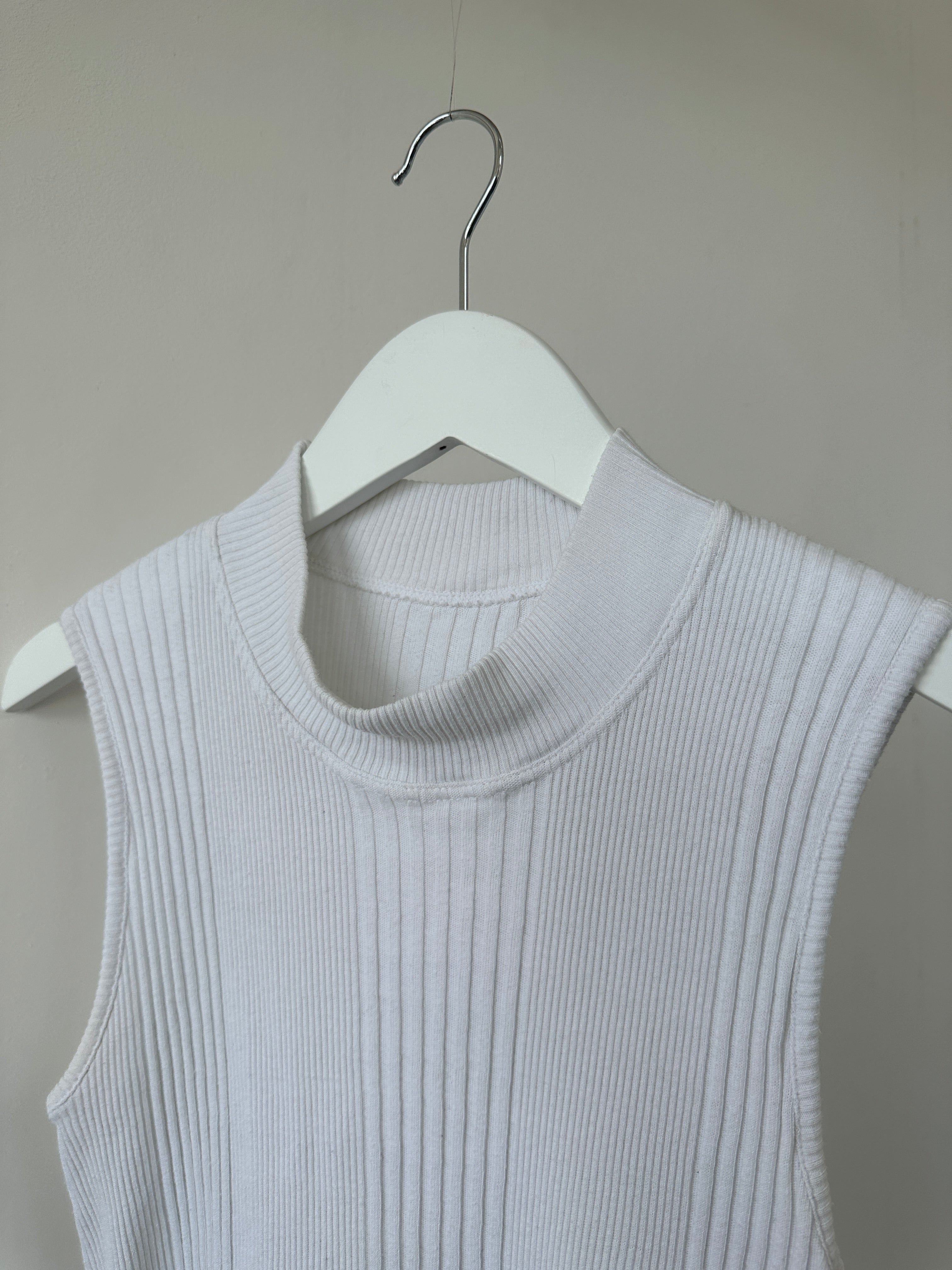St Michael ribbed cotton sleeveless vest in size M, shows a close-up of the beige vest's textured ribbed fabric.