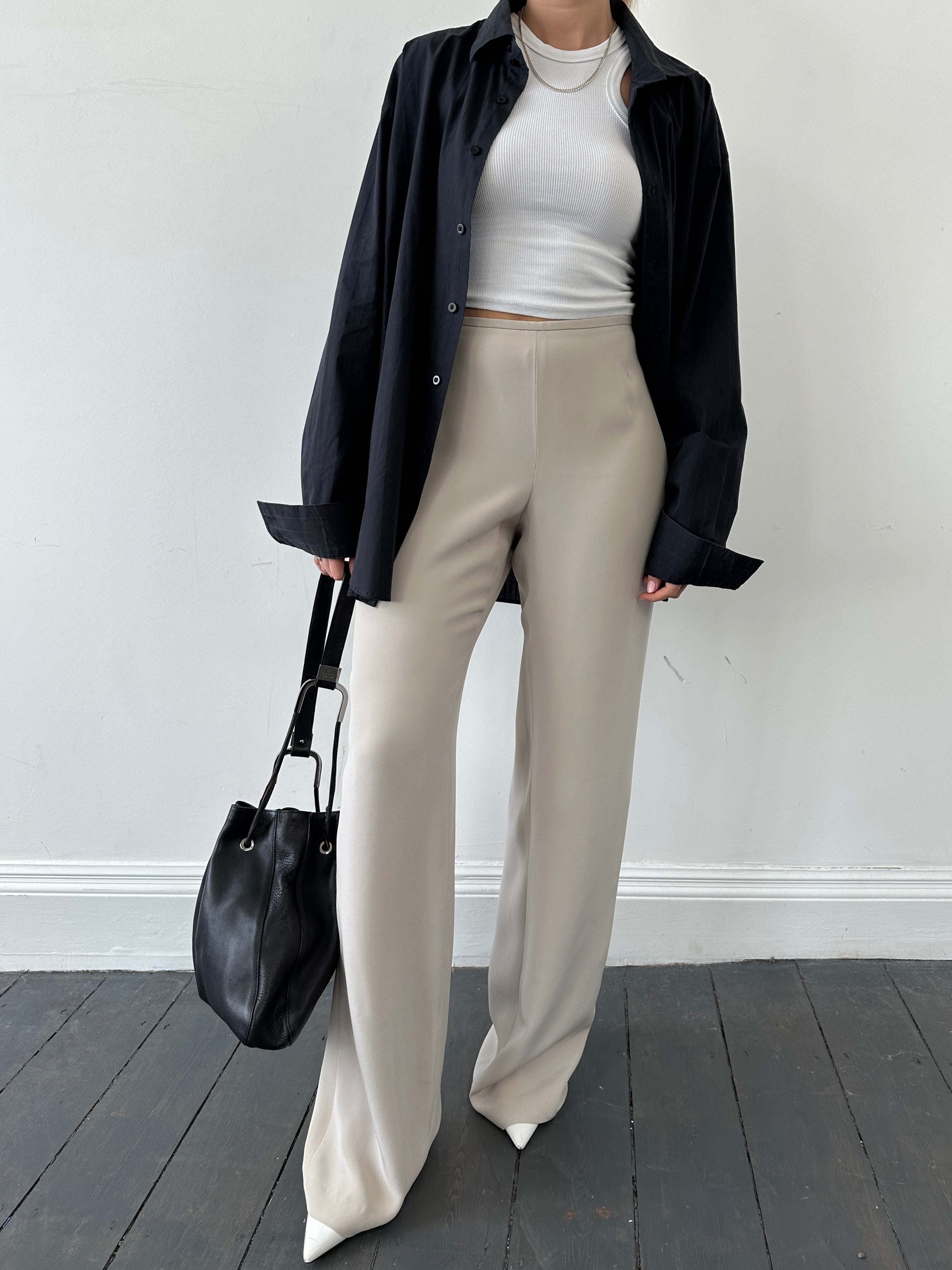 Gucci leather bucket bag with adjustable strap and signature logo details, stylish and spacious for everyday use.