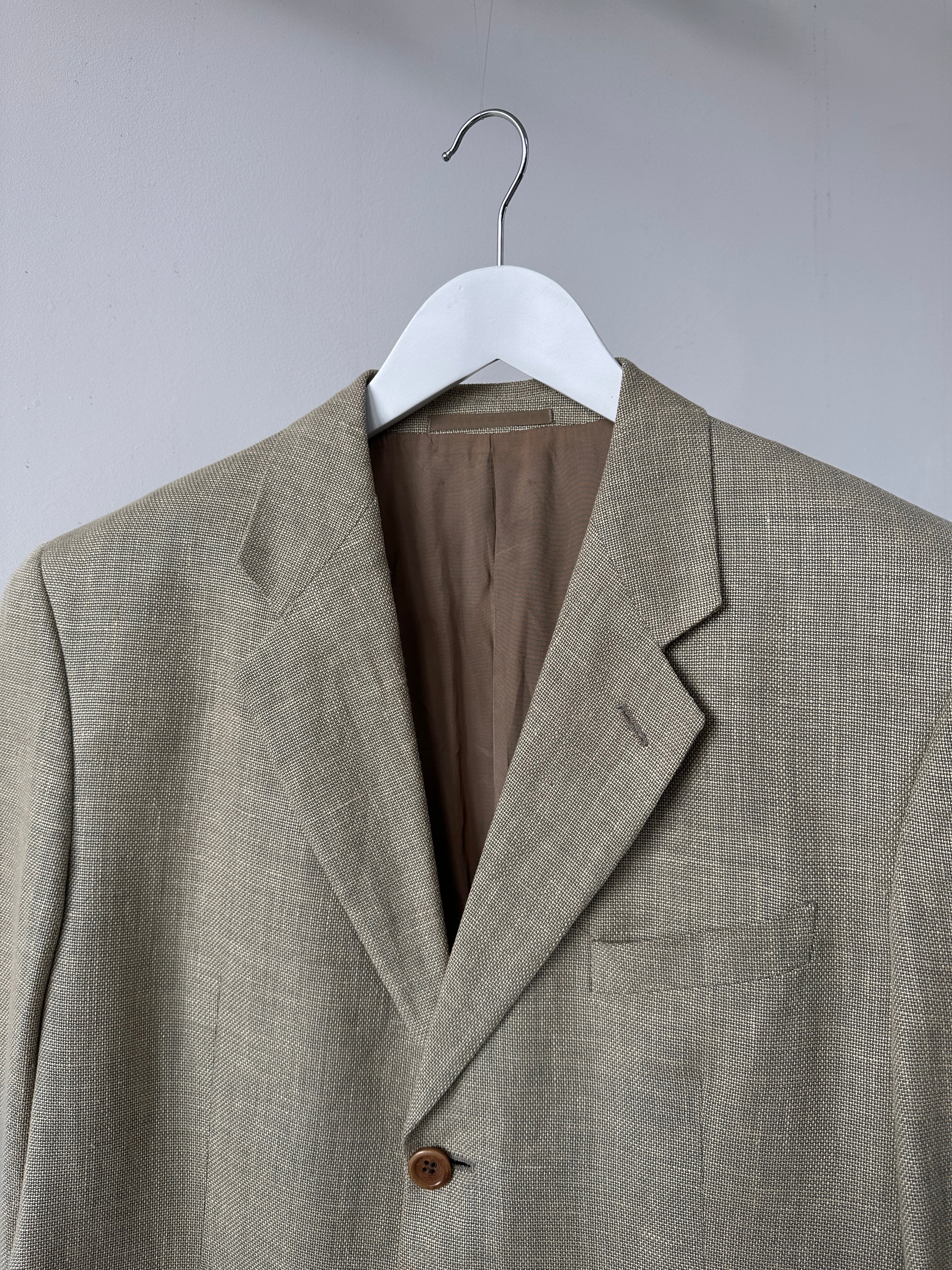 Armani Collezioni linen wool single-breasted blazer in size 42R/L, tailored fit with notch lapel and button closure.
