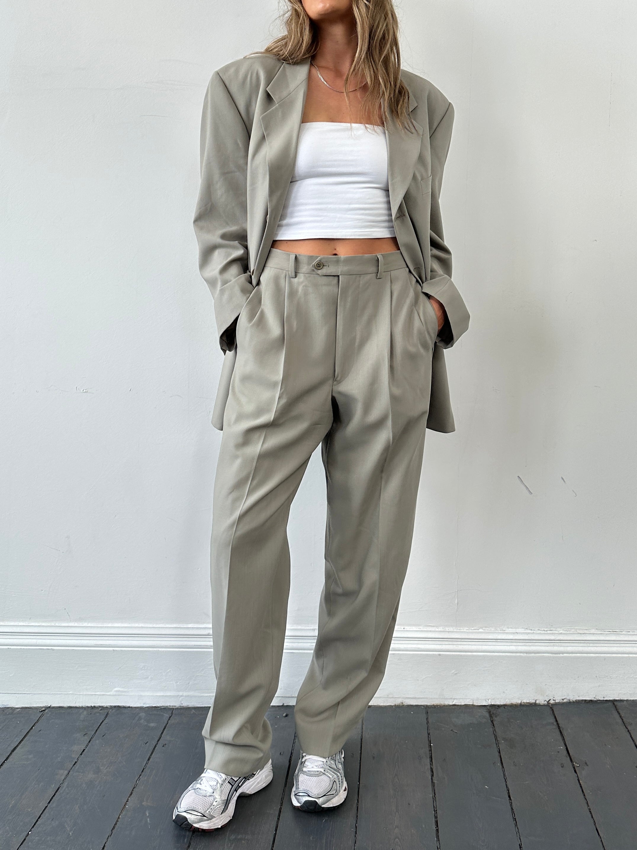 Giorgio Armani Le Collezioni relaxed virgin wool single-breasted suit jumpsuit in size 42R/W34, tailored fit with lapel collar and front buttons.