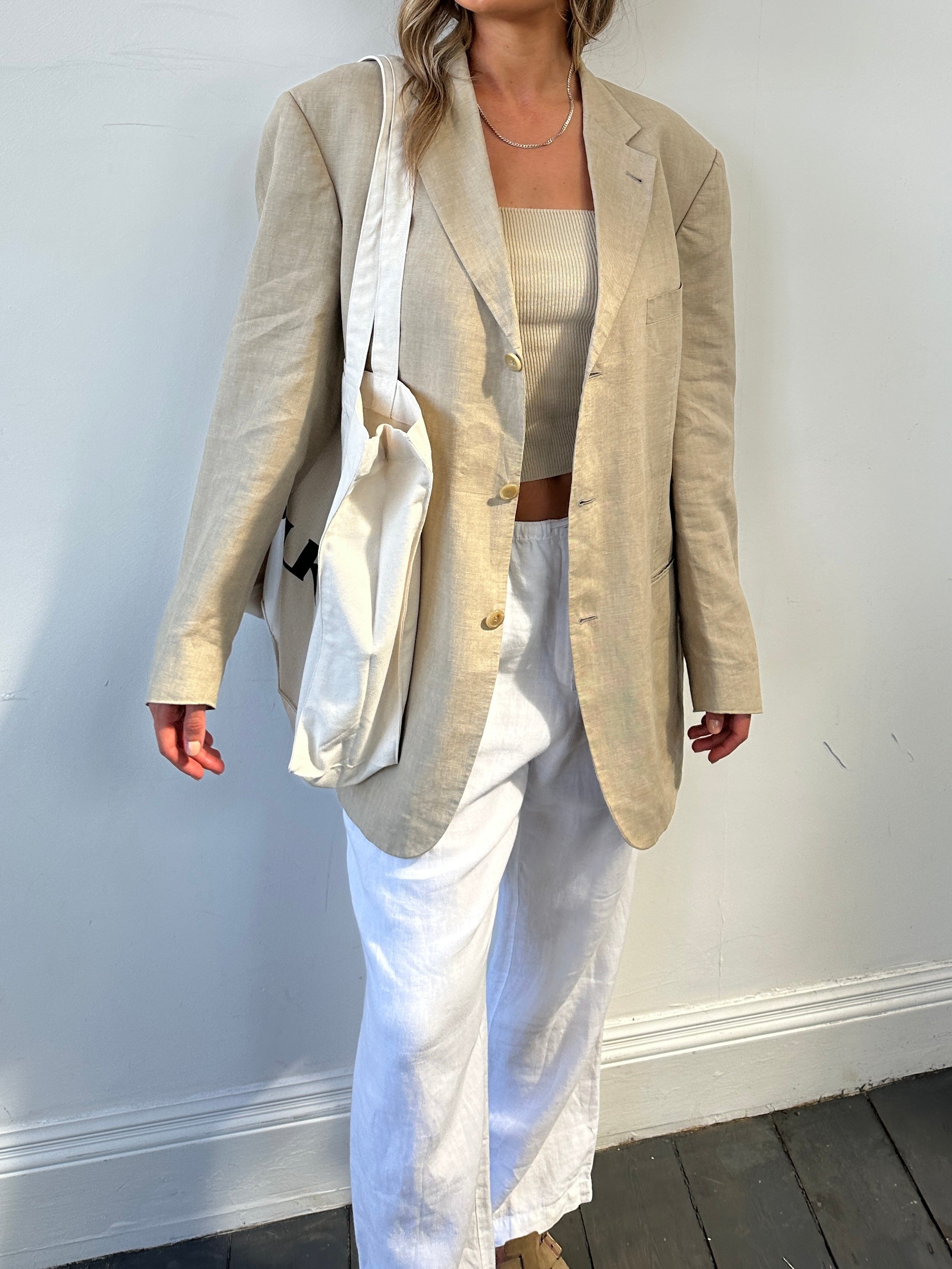 Hugo Boss boxy pure linen single-breasted blazer in size XL, tailored fit with classic lapels and lightweight fabric.