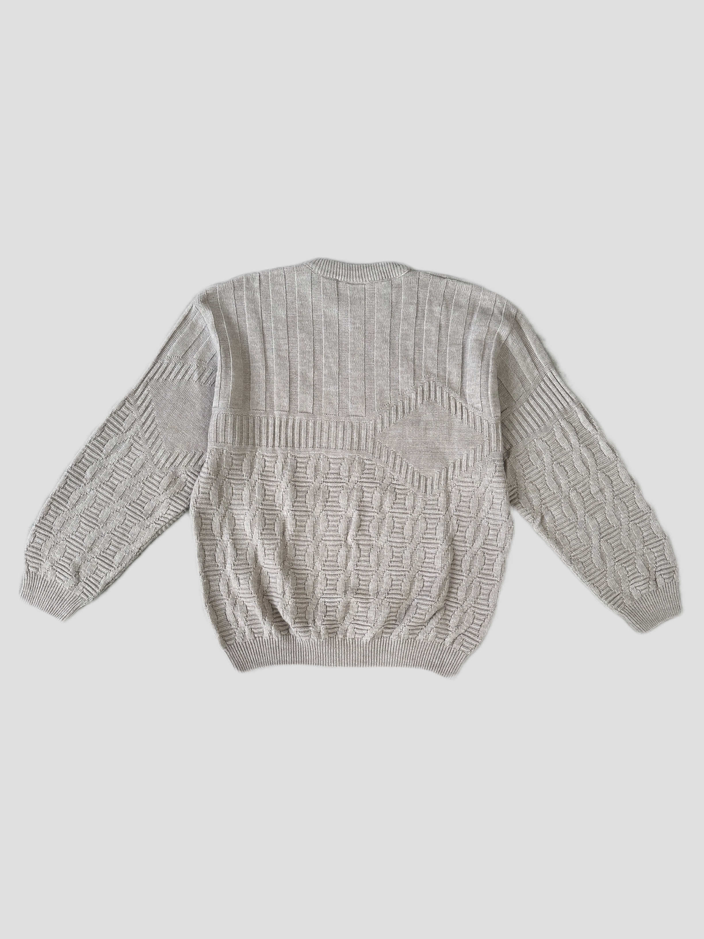 Vintage knitted wool jumper in size L featuring a cozy, textured knit pattern and classic design, perfect for casual wear.