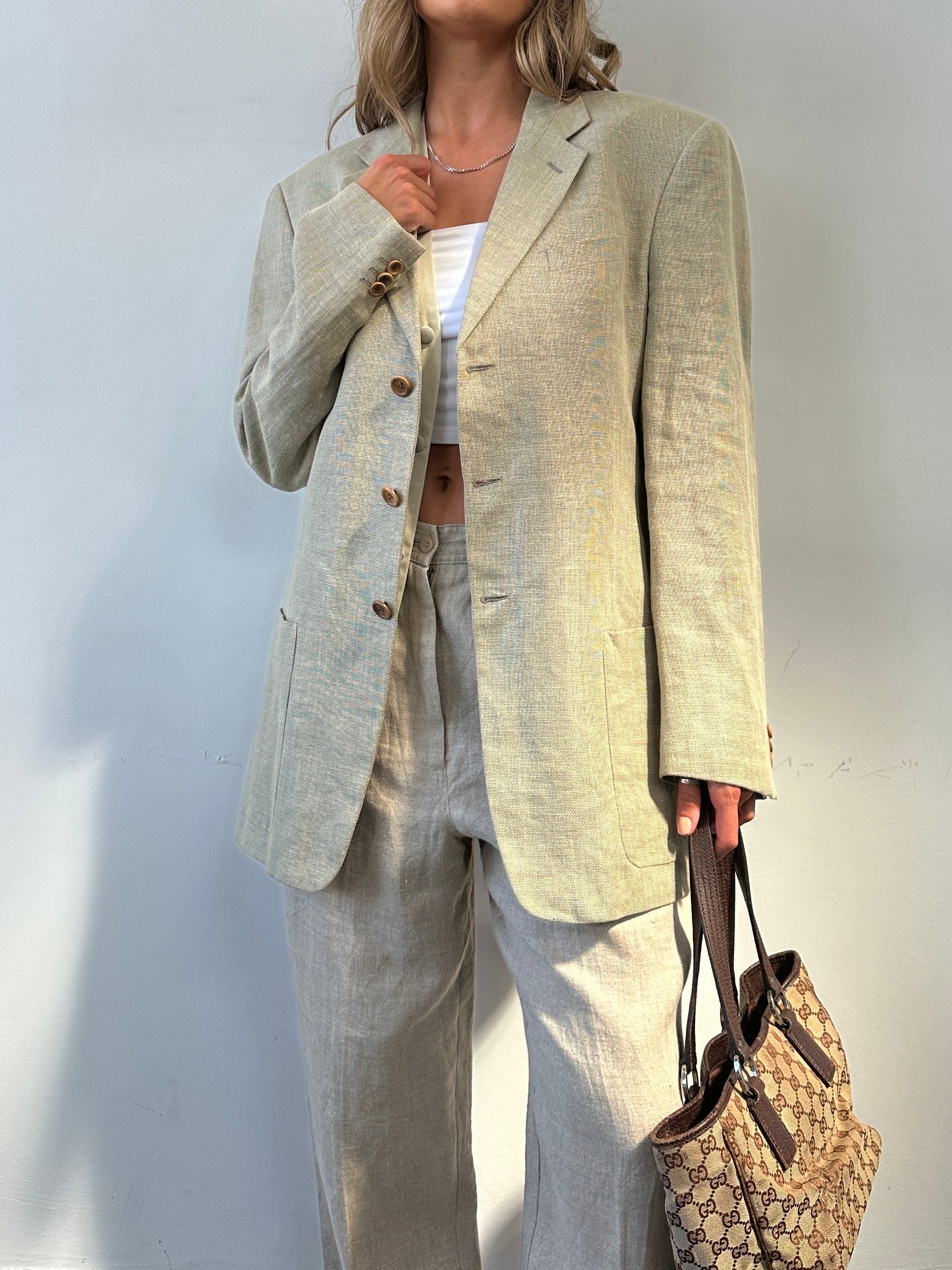 Armani Collezioni linen wool single-breasted blazer in size 42R/L, shown in a tailored fit with classic lapel and button closure.