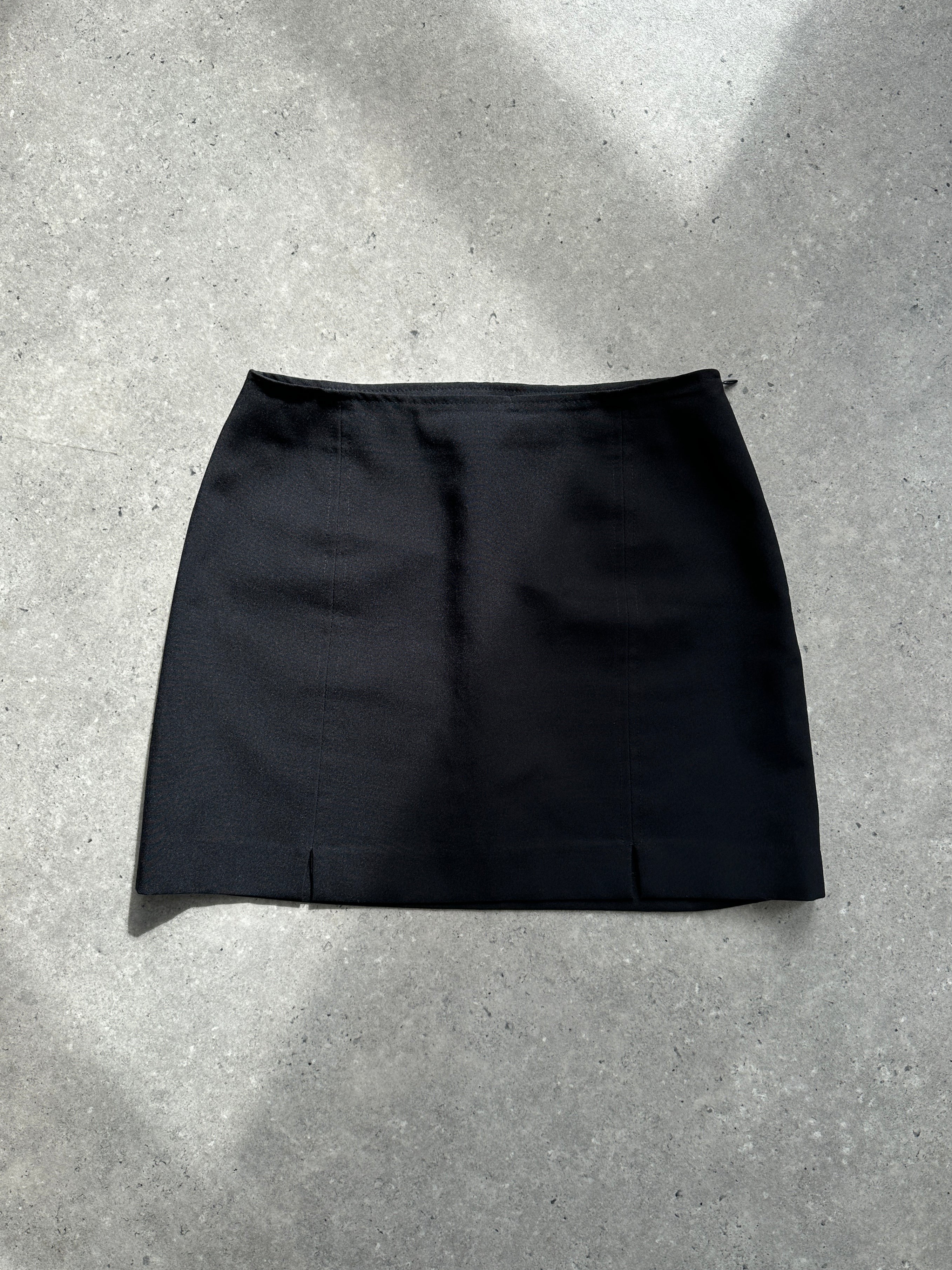 Italian vintage mini skirt in W27 style, featuring classic design and retro fabric, perfect for stylish casual wear.