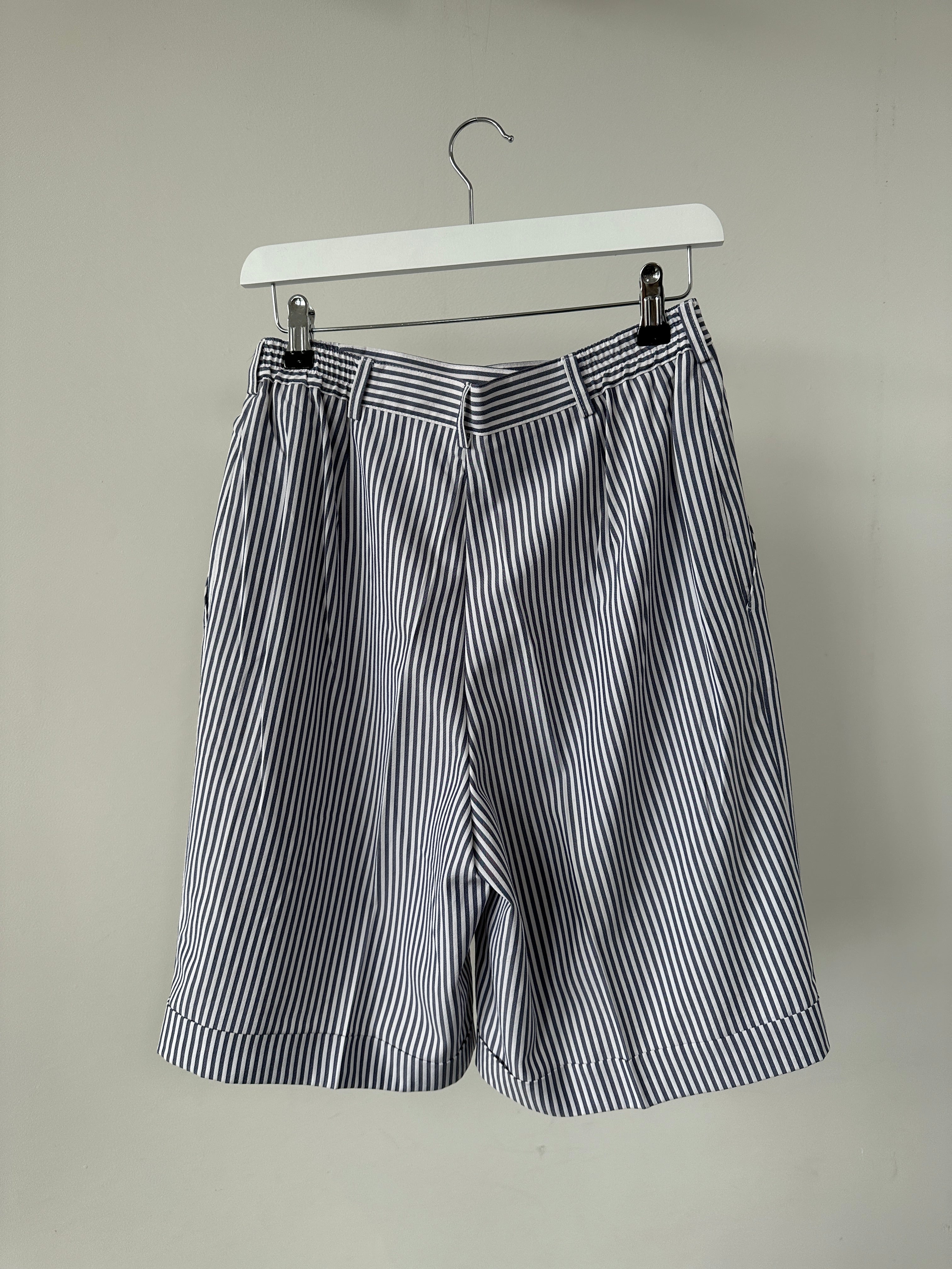 Vintage brand vintage stripe pleated shorts in size W28, featuring a stylish retro design and classic pleated detail.