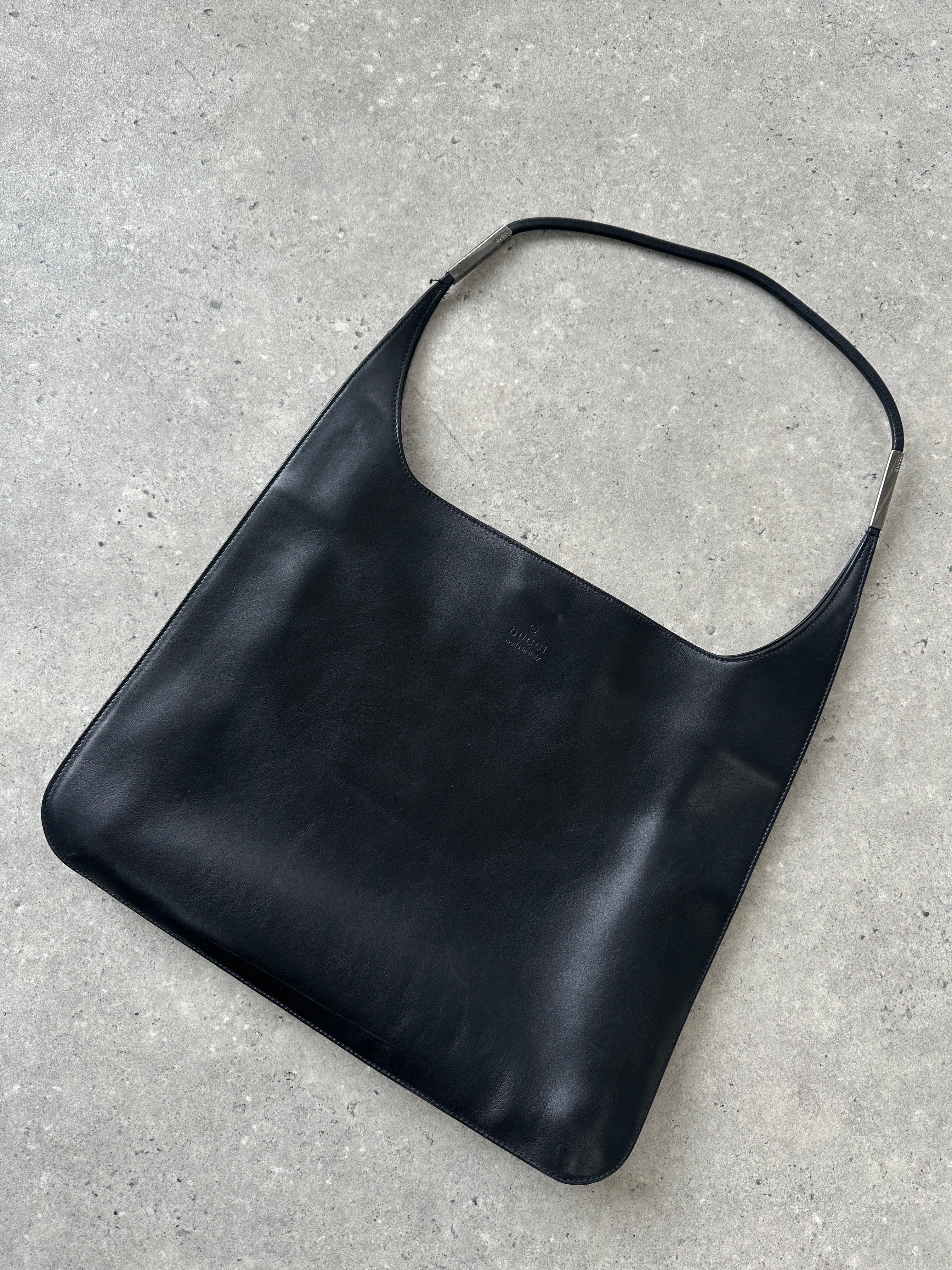 Gucci leather shoulder bag with adjustable strap, featuring classic design and high-quality craftsmanship.