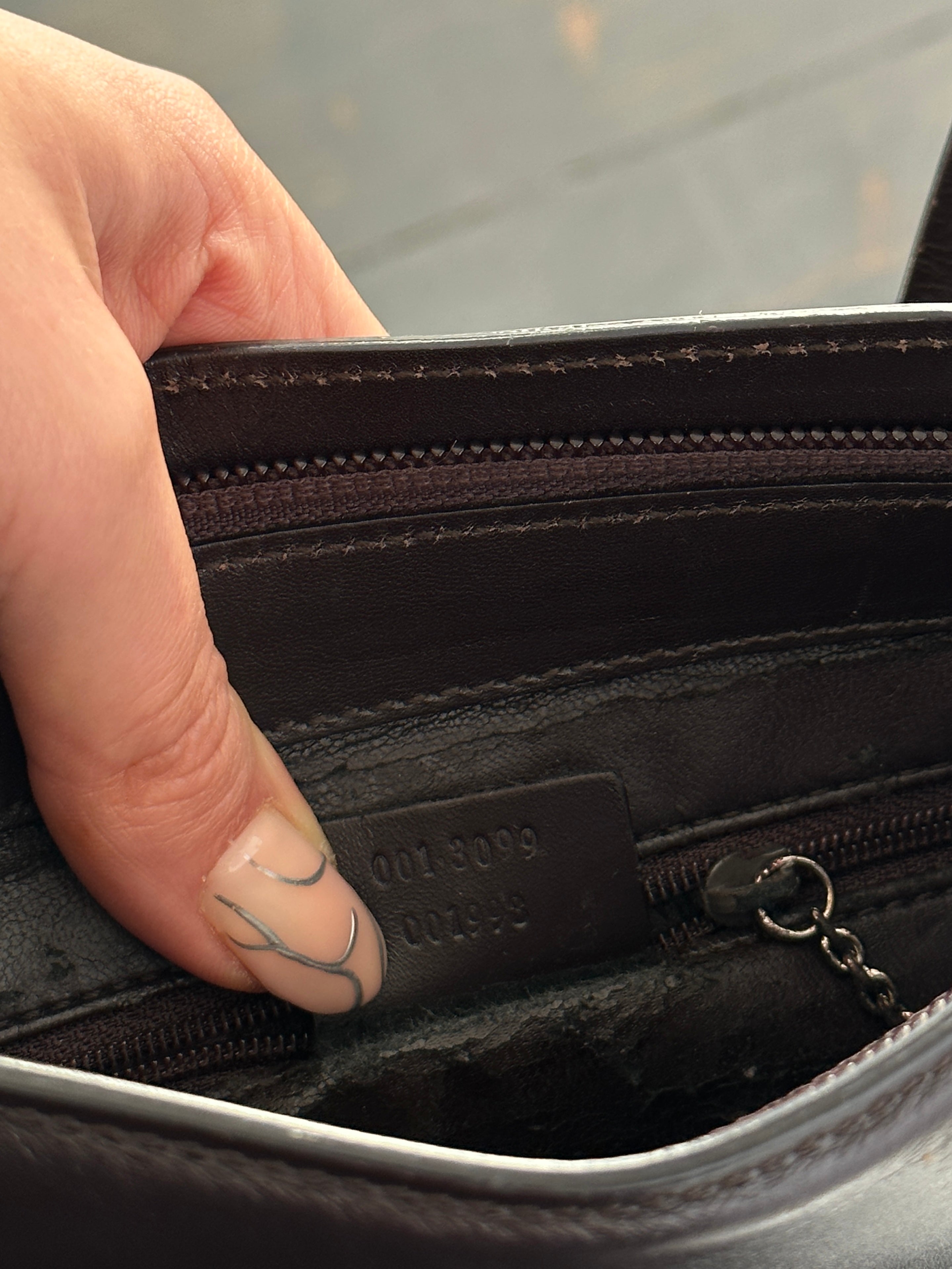 Gucci leather shoulder bag with adjustable strap, featuring signature design and sleek craftsmanship.