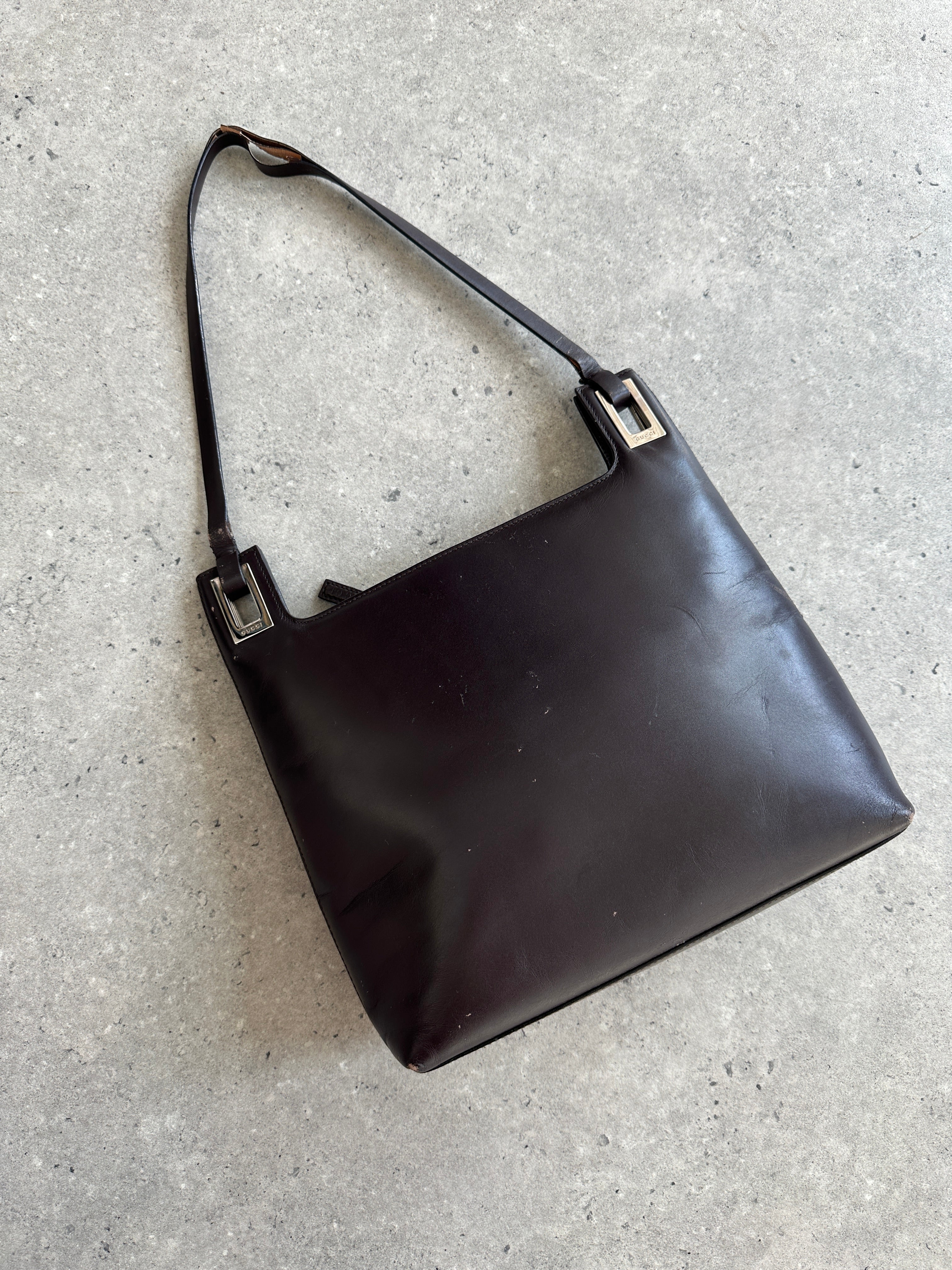 Gucci leather shoulder bag with sleek design, featuring a smooth leather finish and adjustable strap for versatile style.