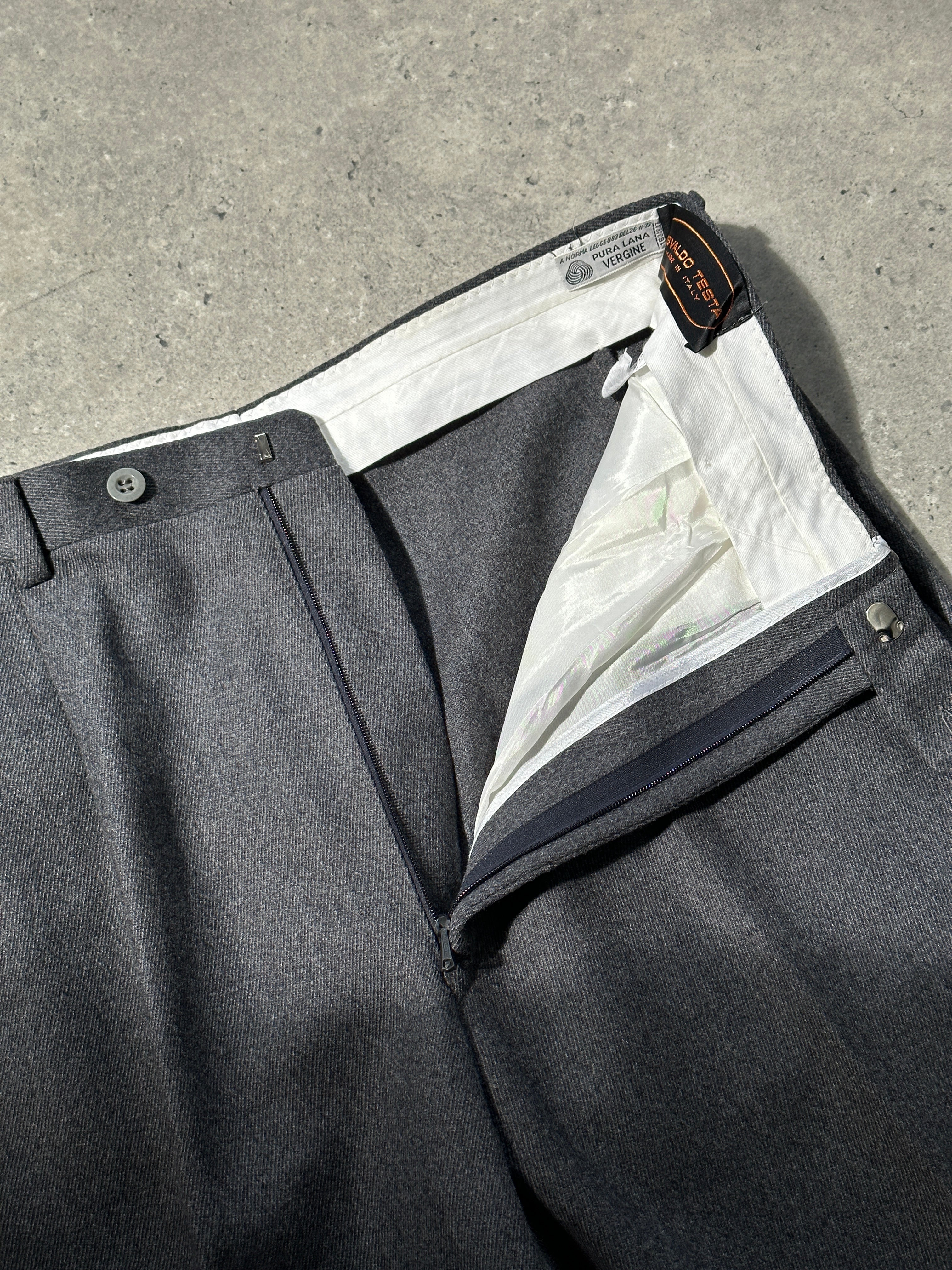 Vintage Italian vintage tailored pleated straight-leg wool trousers in W30, showing classic design and refined fabric details.