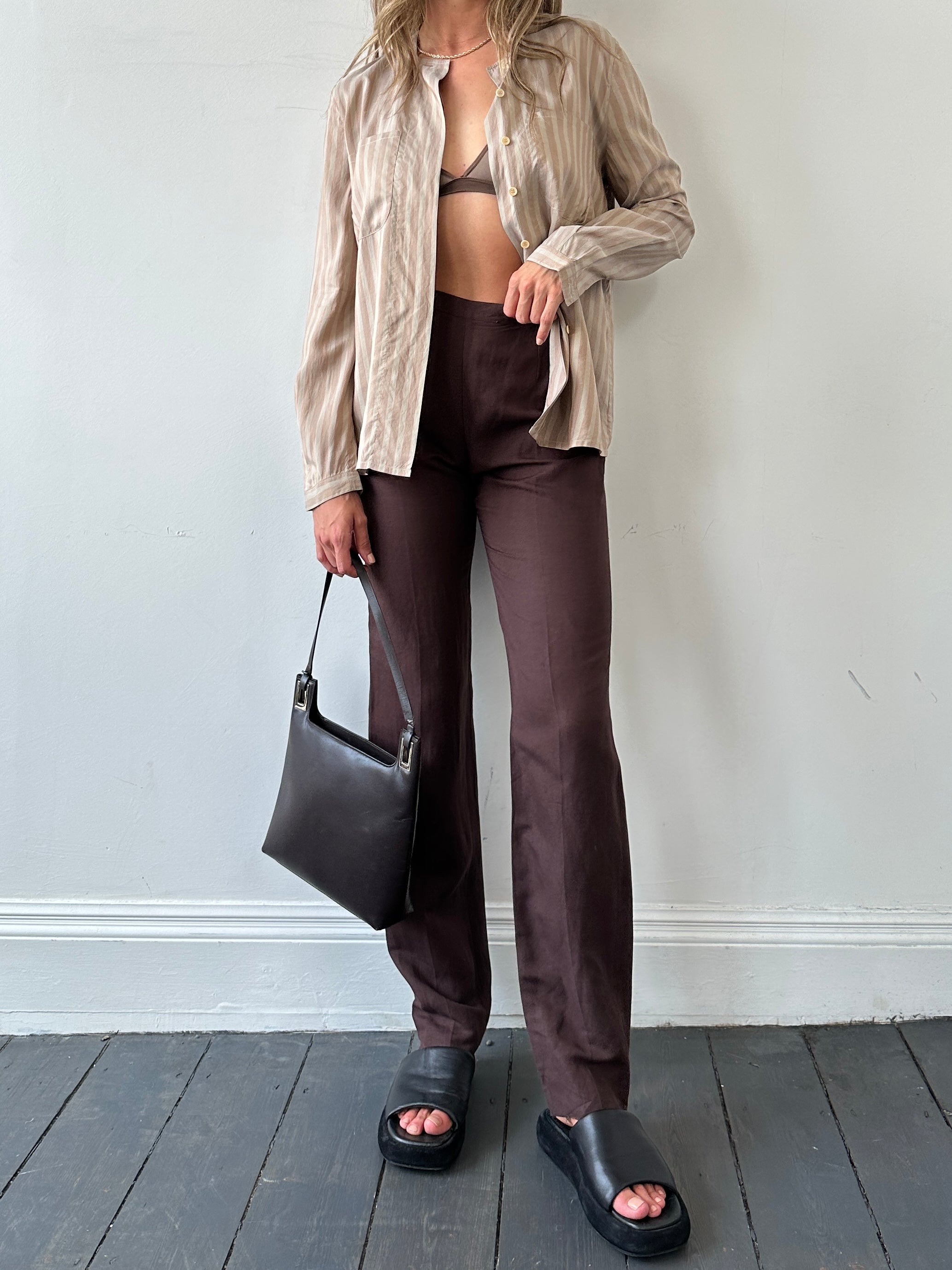 Marella linen high waisted trousers in W26, featuring a relaxed fit and natural fabric, displayed on a model.