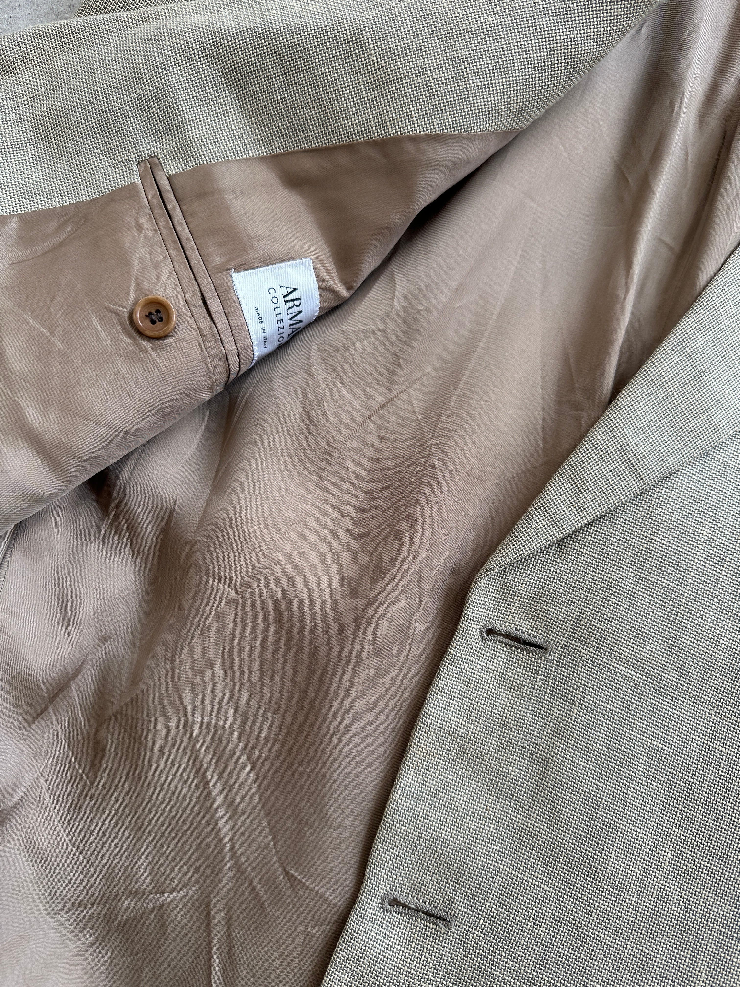 Armani Collezioni linen wool single-breasted blazer in size 42R/L, tailored fit with notch lapel and classic design.