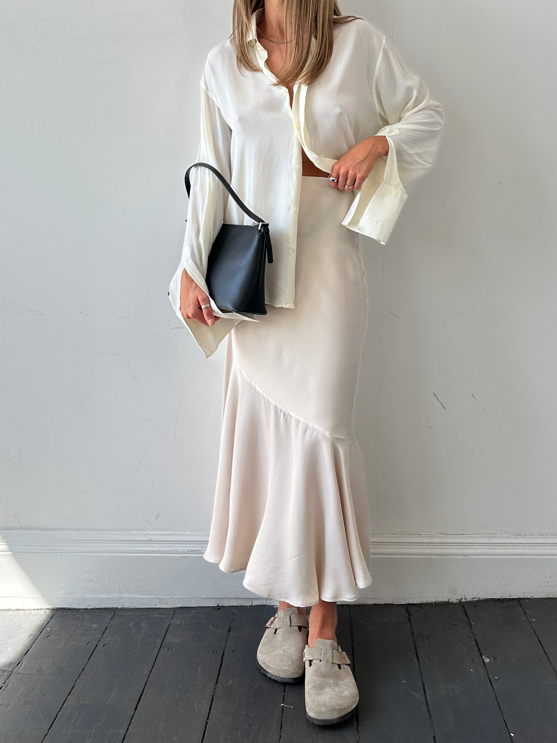 Vintage Italian silk flowy double collar shirt, M/L size, showcasing elegant design and luxurious fabric in a classic style.