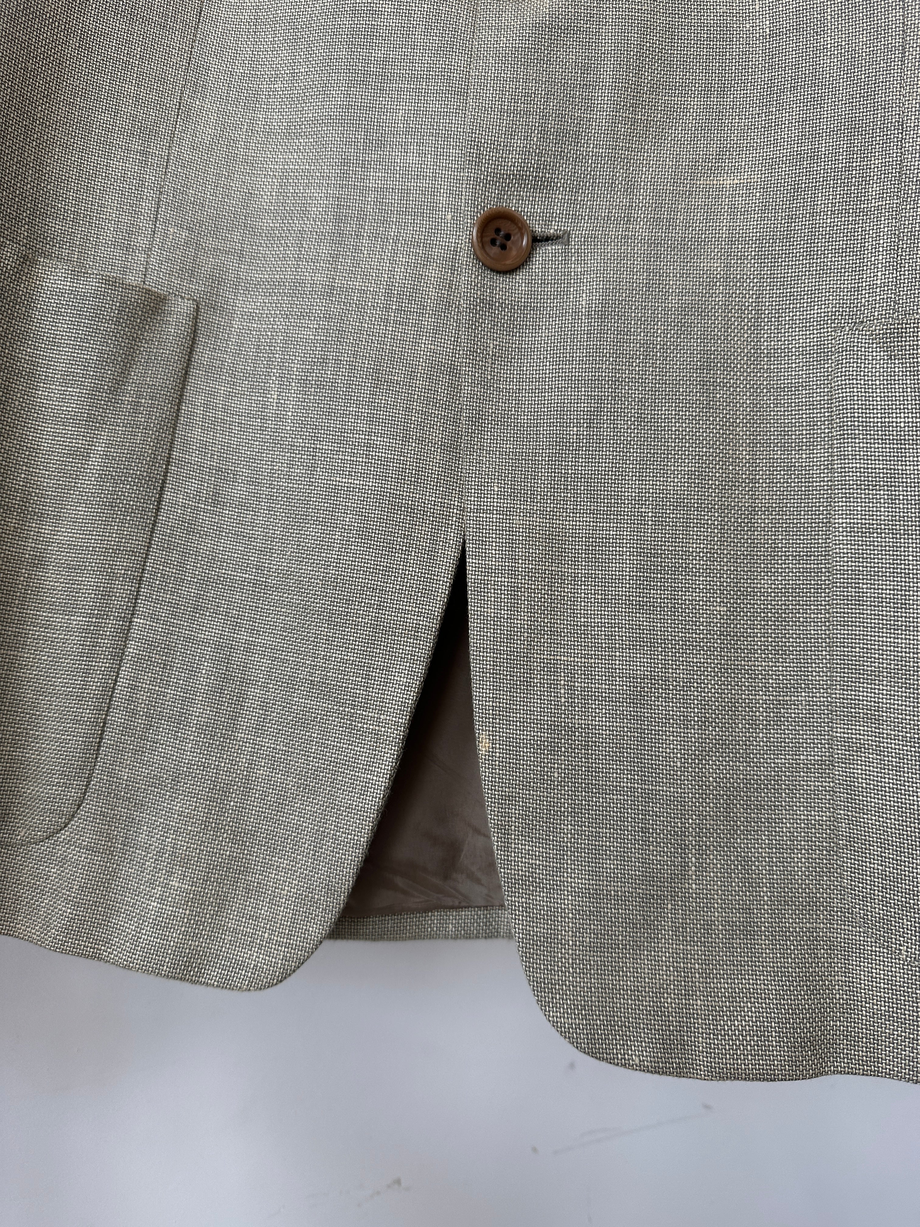 Armani Collezioni linen wool single-breasted blazer in size 42R/L, tailored fit, with classic lapel and button closure.