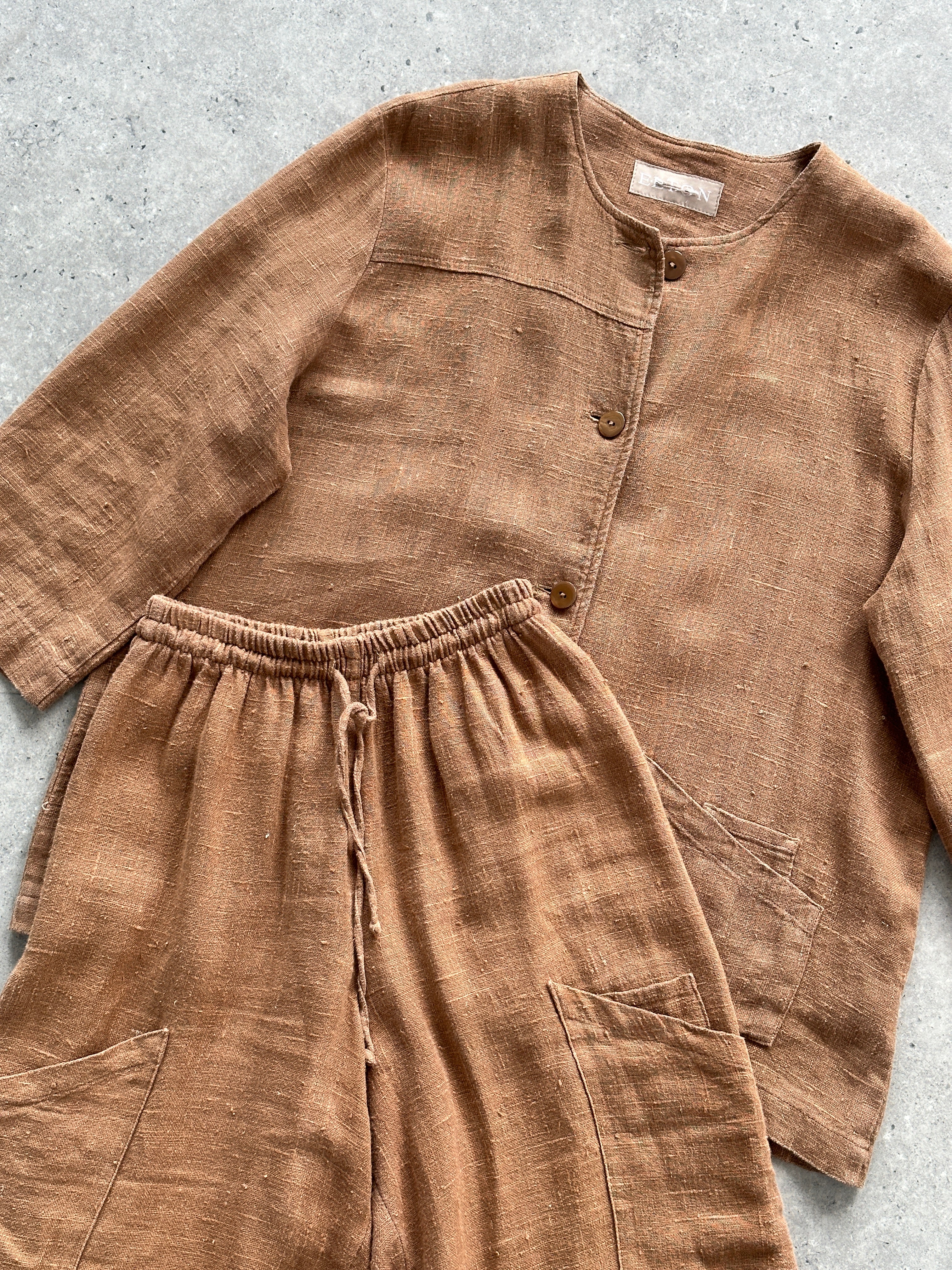 Vintage pure linen cropped two-piece set in XS/S, featuring a lightweight, breathable fabric with a relaxed fit and classic style.