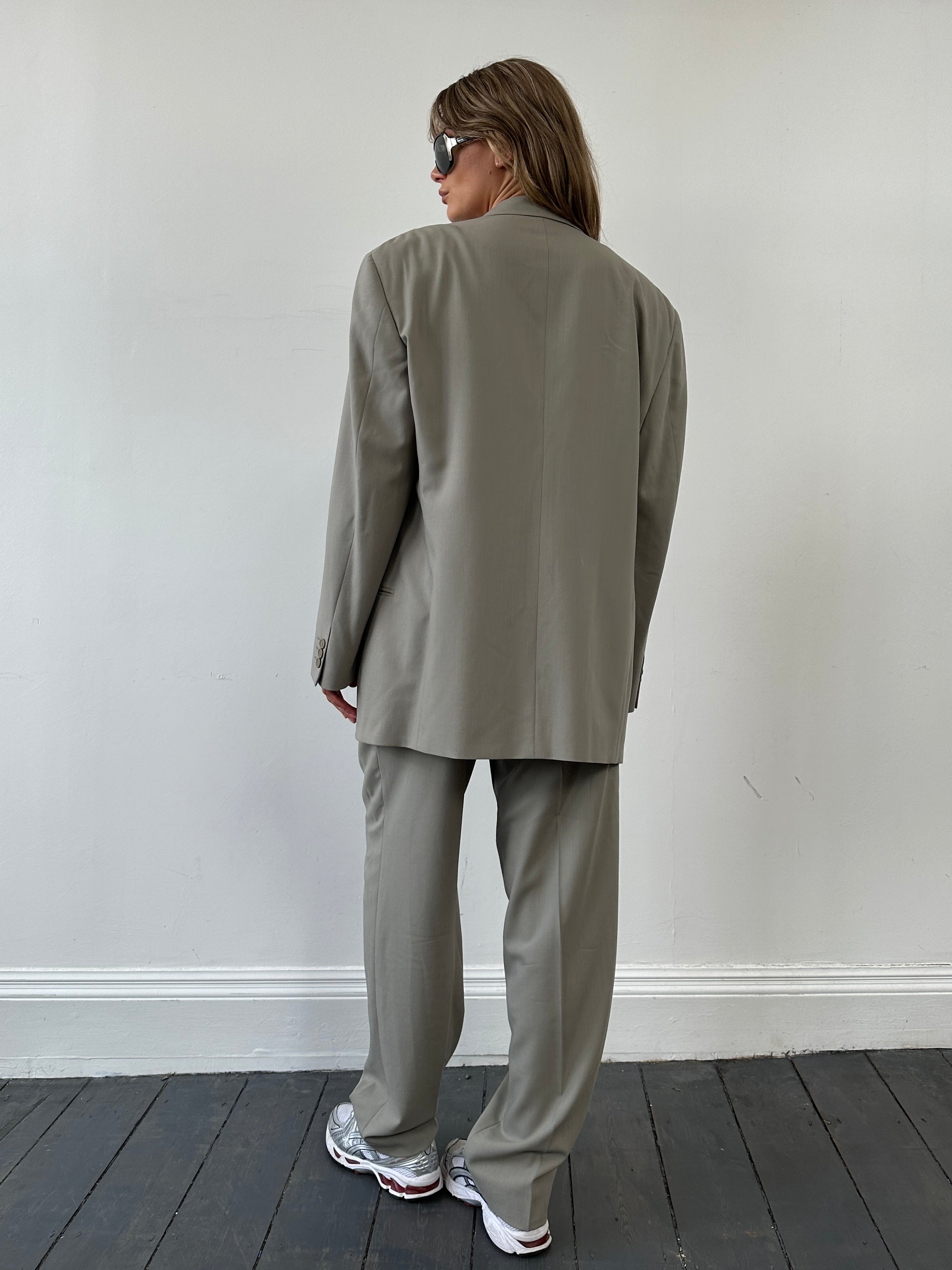 Giorgio Armani Le Collezioni relaxed virgin wool single-breasted suit in size 42R/W34, displayed on a hanger.