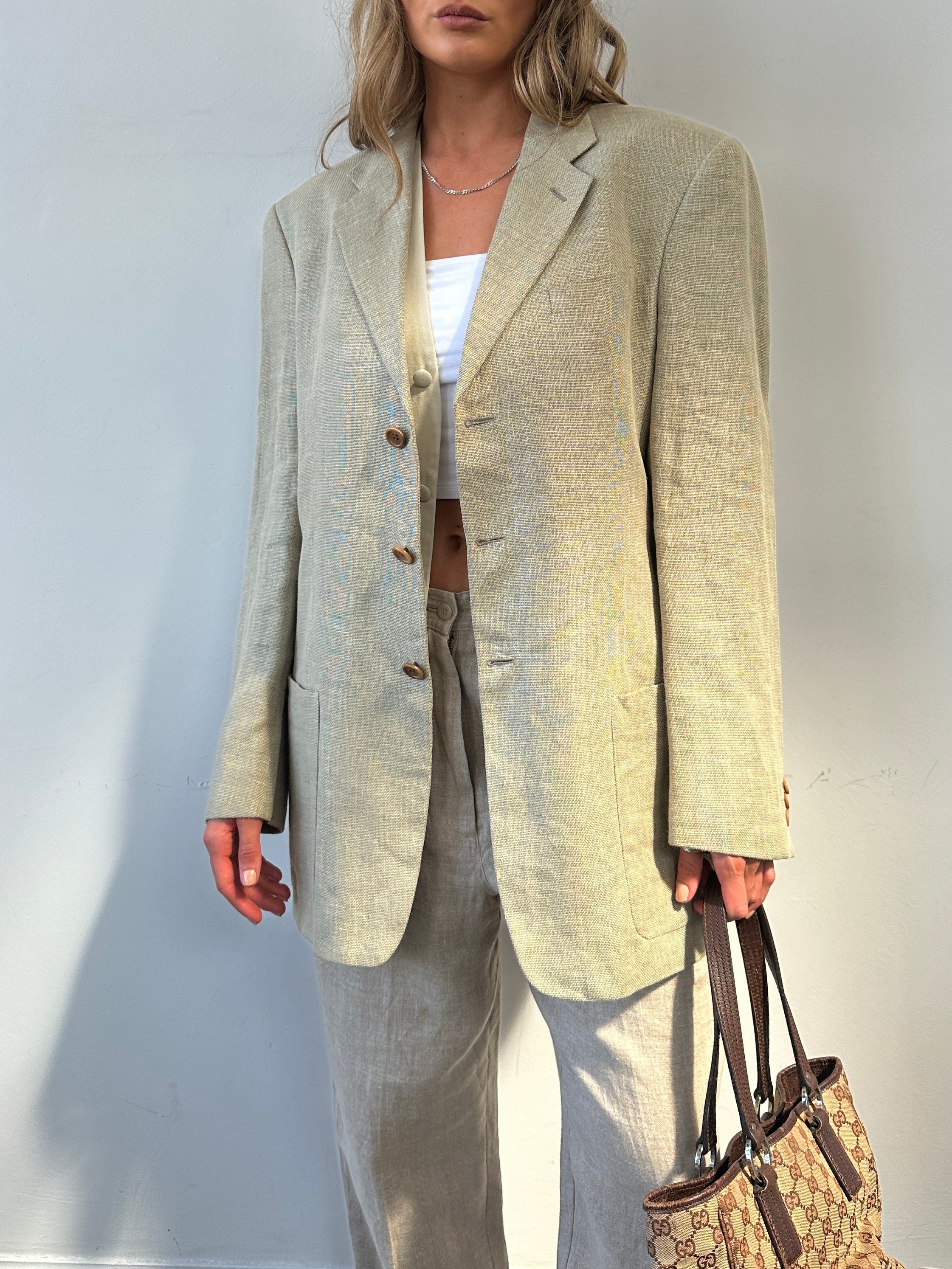 Armani Collezioni linen wool single-breasted blazer in size 42R/L, showcasing a tailored fit and classic design.