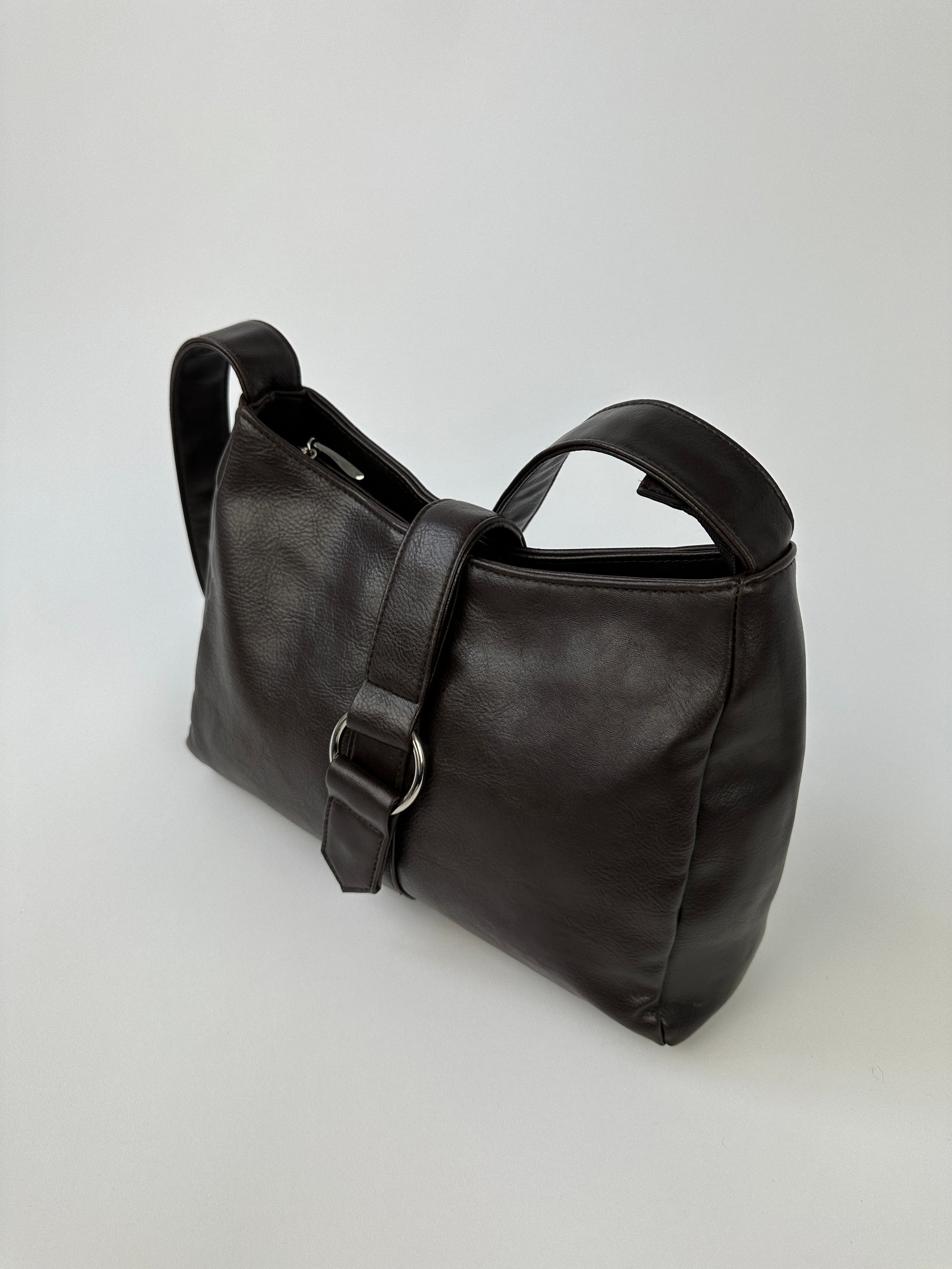 Vintage 2000s faux leather shoulder bag with a classic design, featuring a spacious interior and adjustable strap.