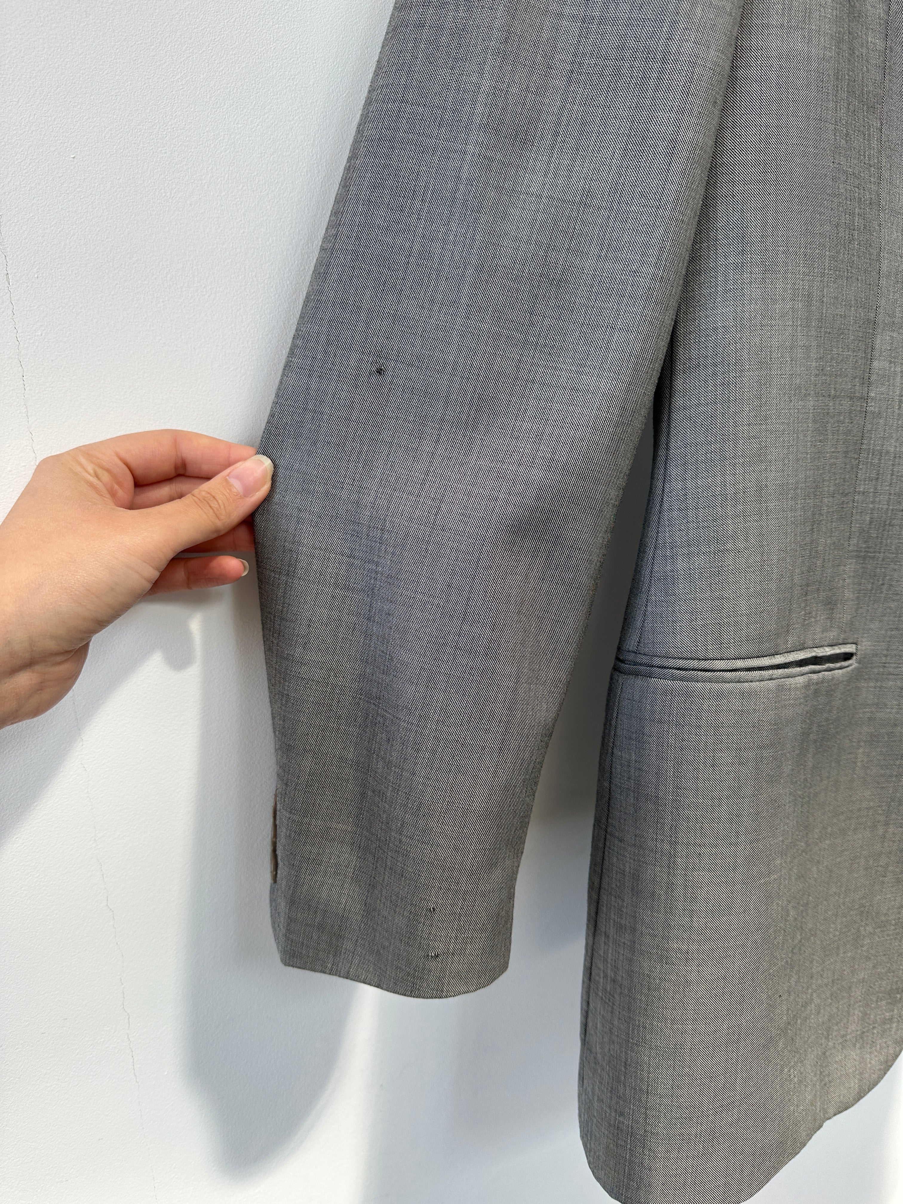 Armani Collezioni 2000s men's pure wool single-breasted blazer in size 42L/XL, featuring classic tailoring and a sleek design.