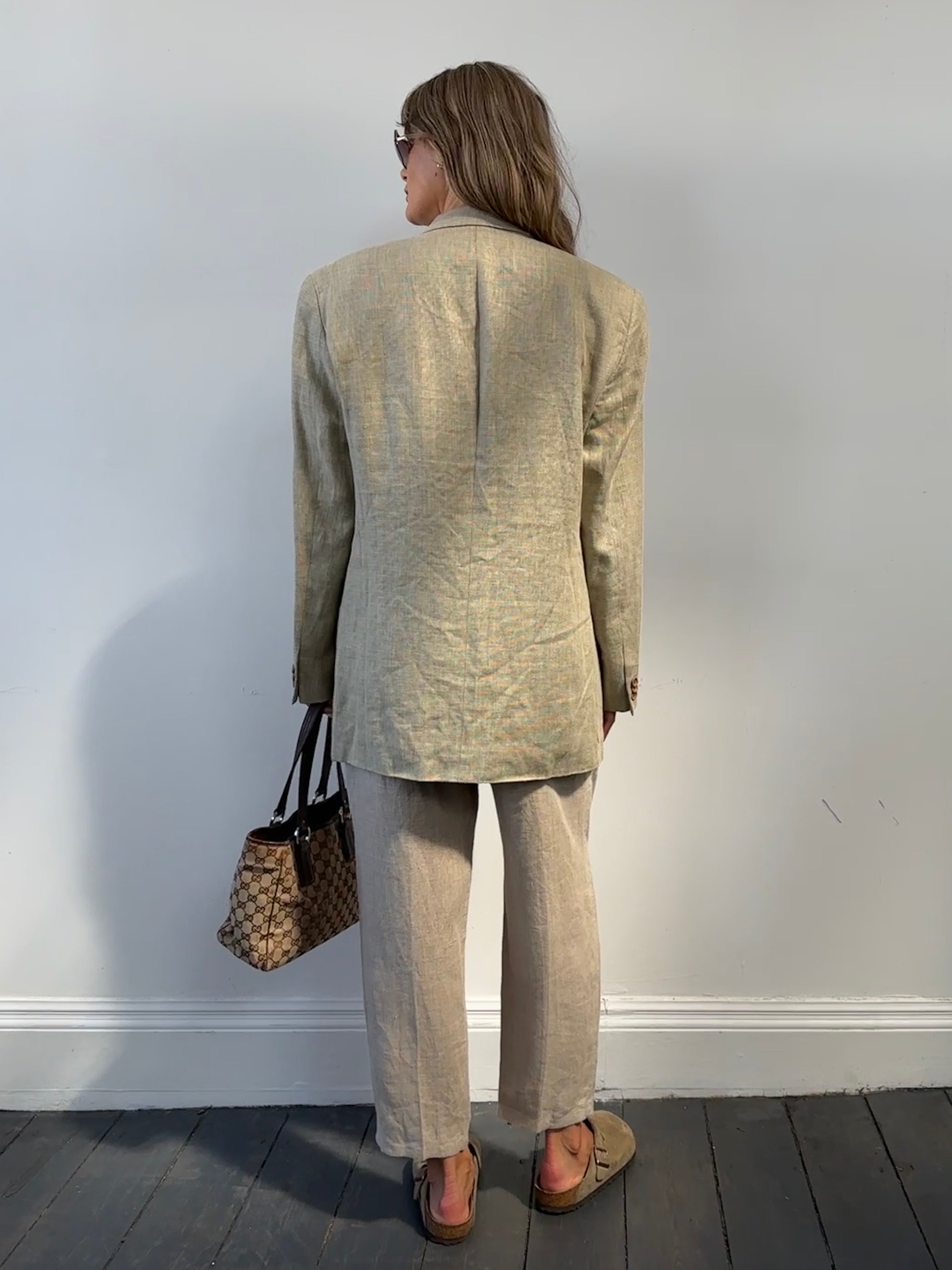 Armani Collezioni linen wool single-breasted blazer in size 42R/L, shown in a tailored fit with lapel collar and front buttons.
