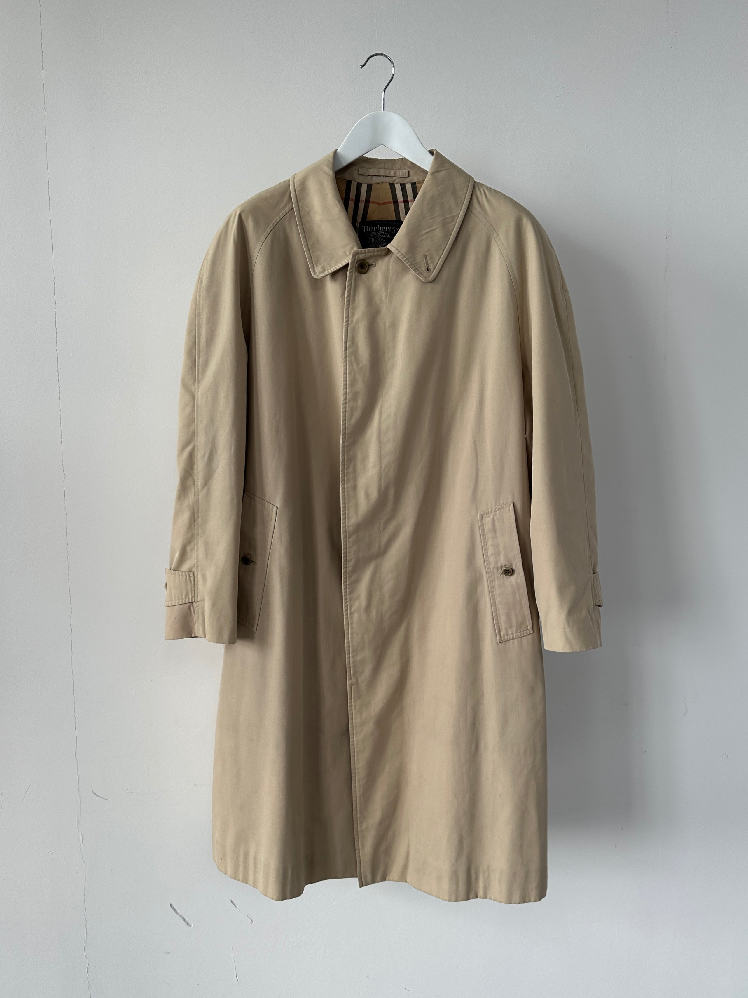 Burberry Nova Check trench coat in size L, featuring classic check pattern, beige fabric, and belted waist for a stylish look.