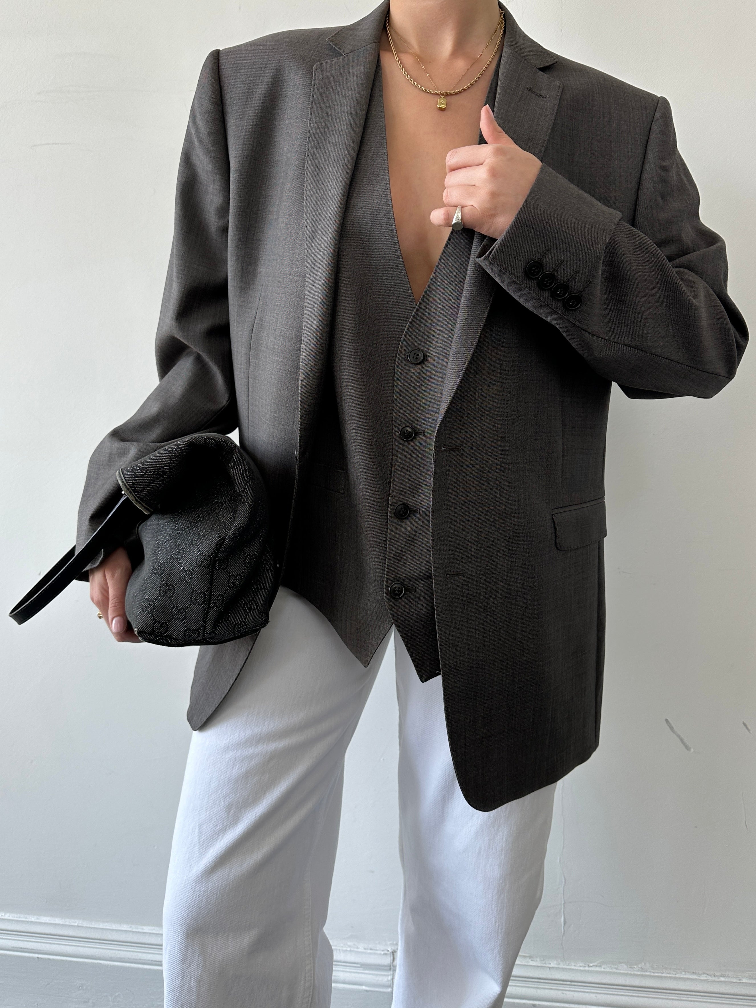 Vintage single-breasted wool blazer from the two-piece suit, size 44/XL, classic vintage men's jacket with notch lapels and button closure.