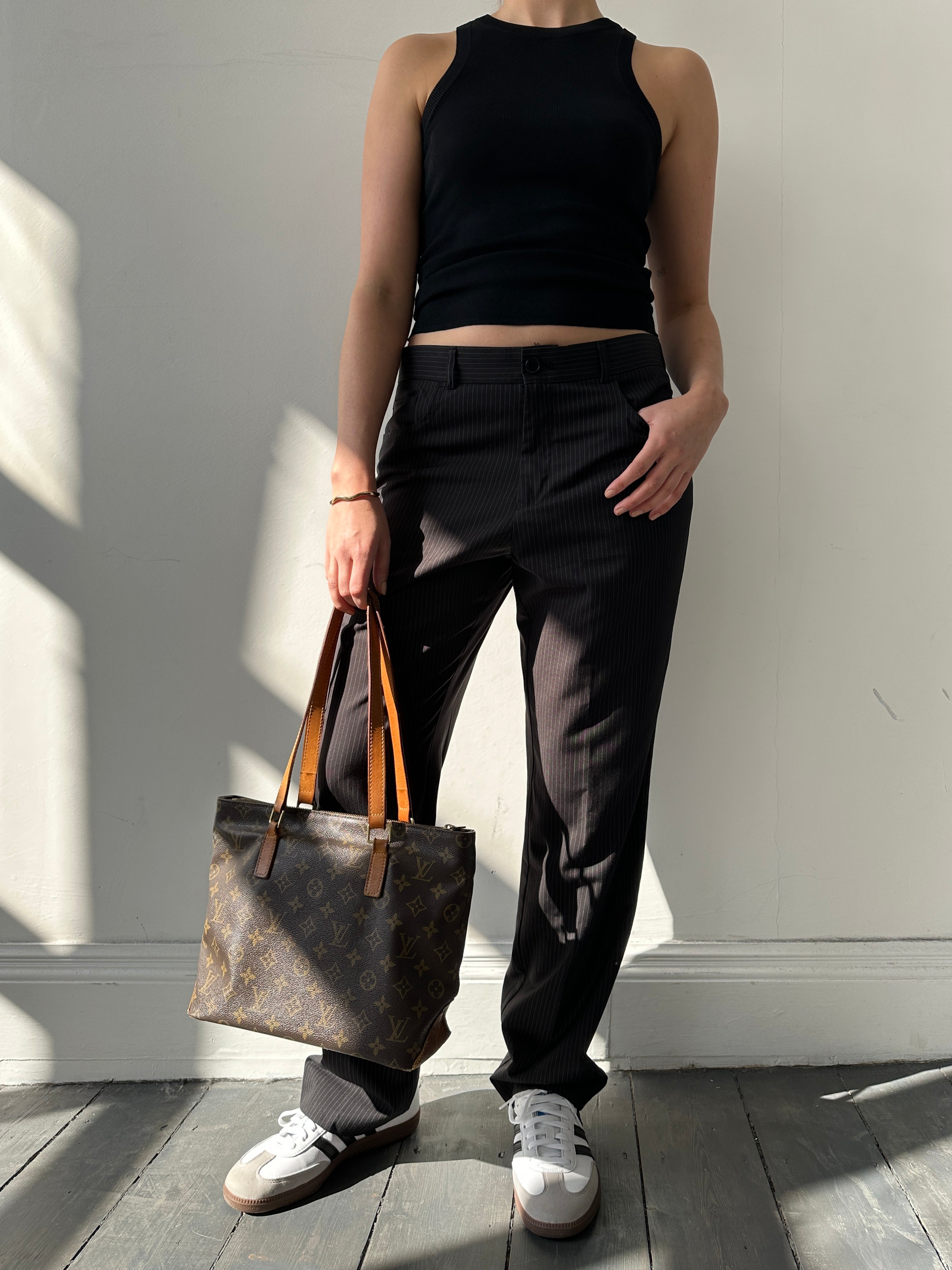 Louis Vuitton 2002 Cabas Mezzo monogram shoulder bag with leather handles and spacious interior, stylish and functional.