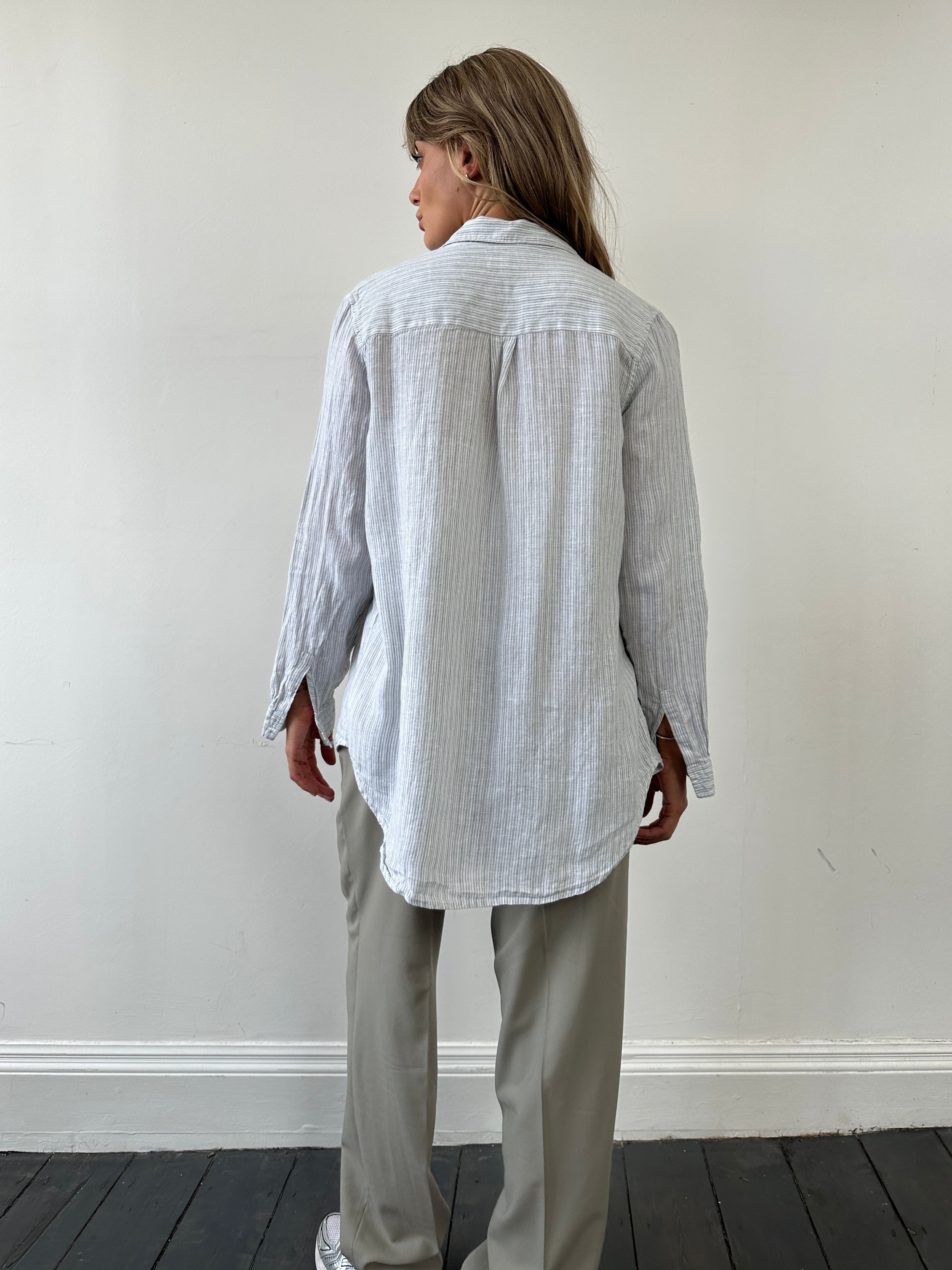 GAP pinstripe linen shirt in size M, casual men's shirt with blue and white pinstripe pattern, lightweight and breathable fabric.