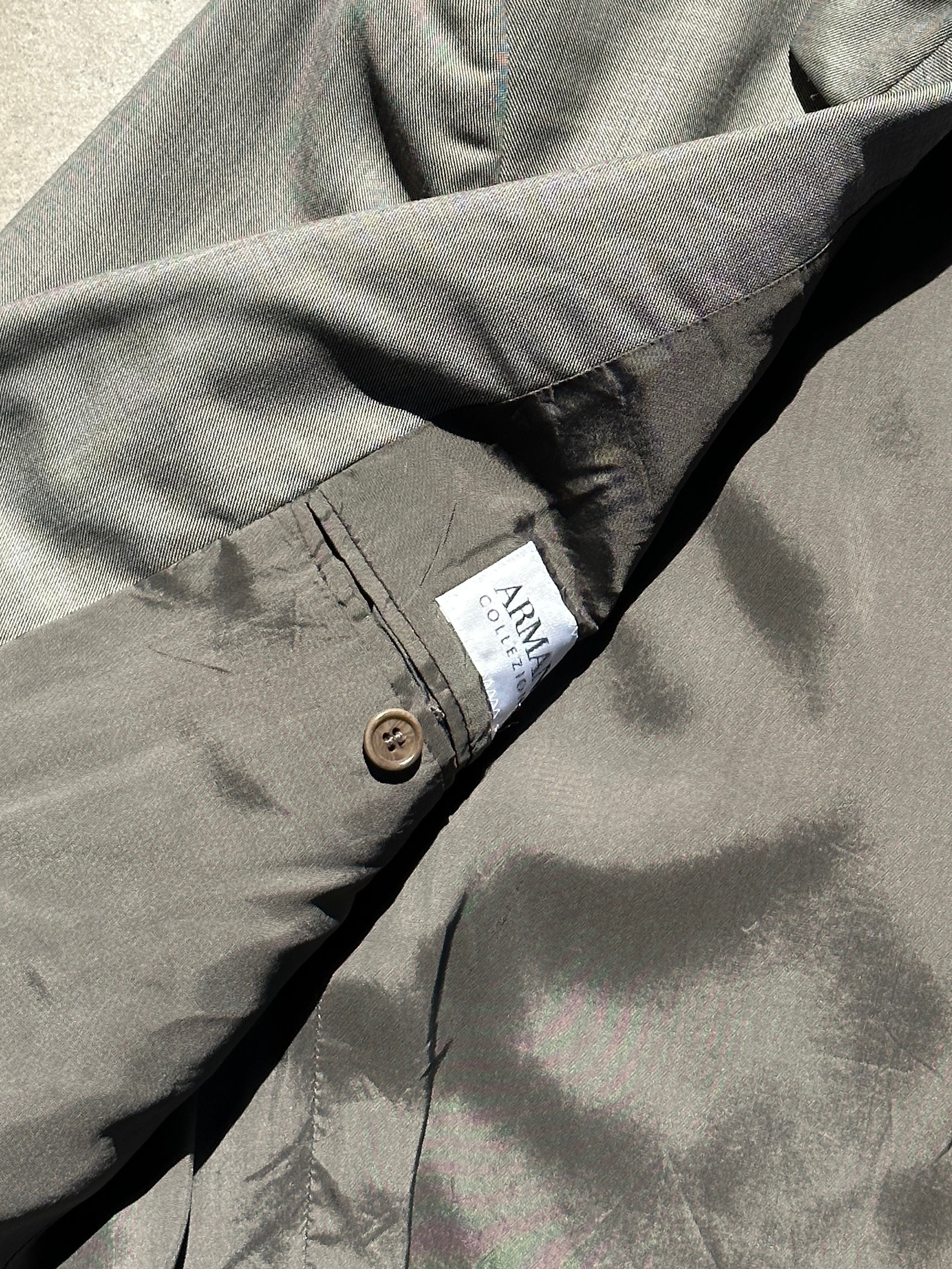 Armani Collezioni 2000s pure wool single-breasted blazer in size 42L/XL, featuring classic lapels and tailored fit.