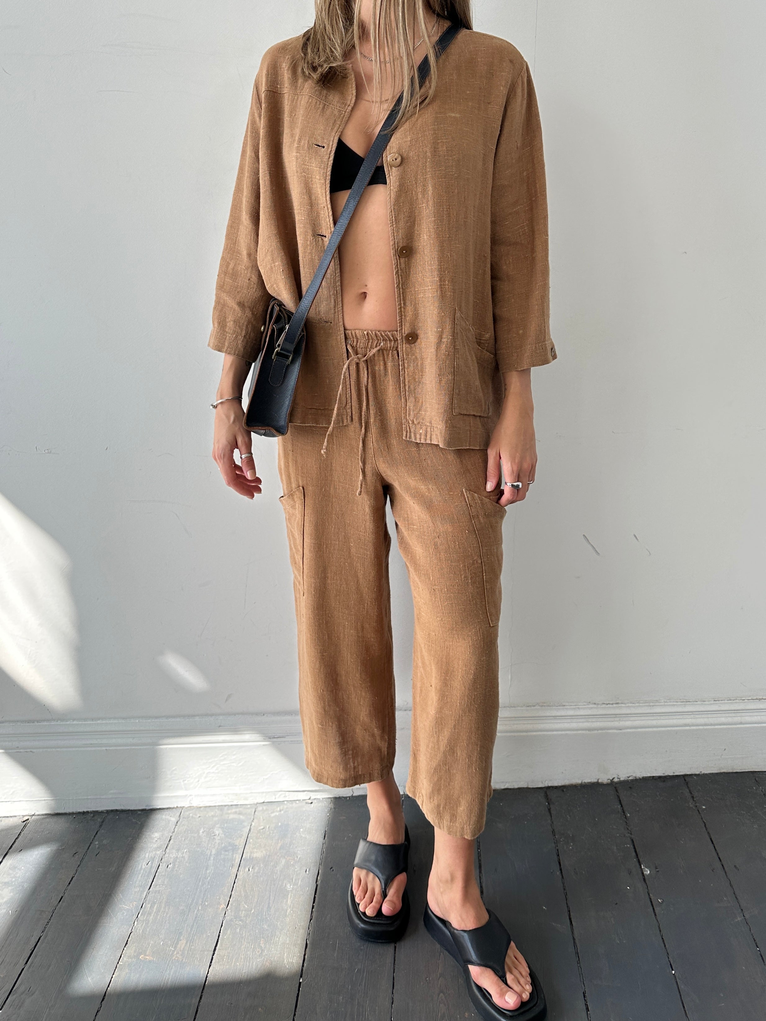 Vintage pure linen cropped two-piece set in XS/S, featuring a sleeveless top and matching high-waisted shorts.