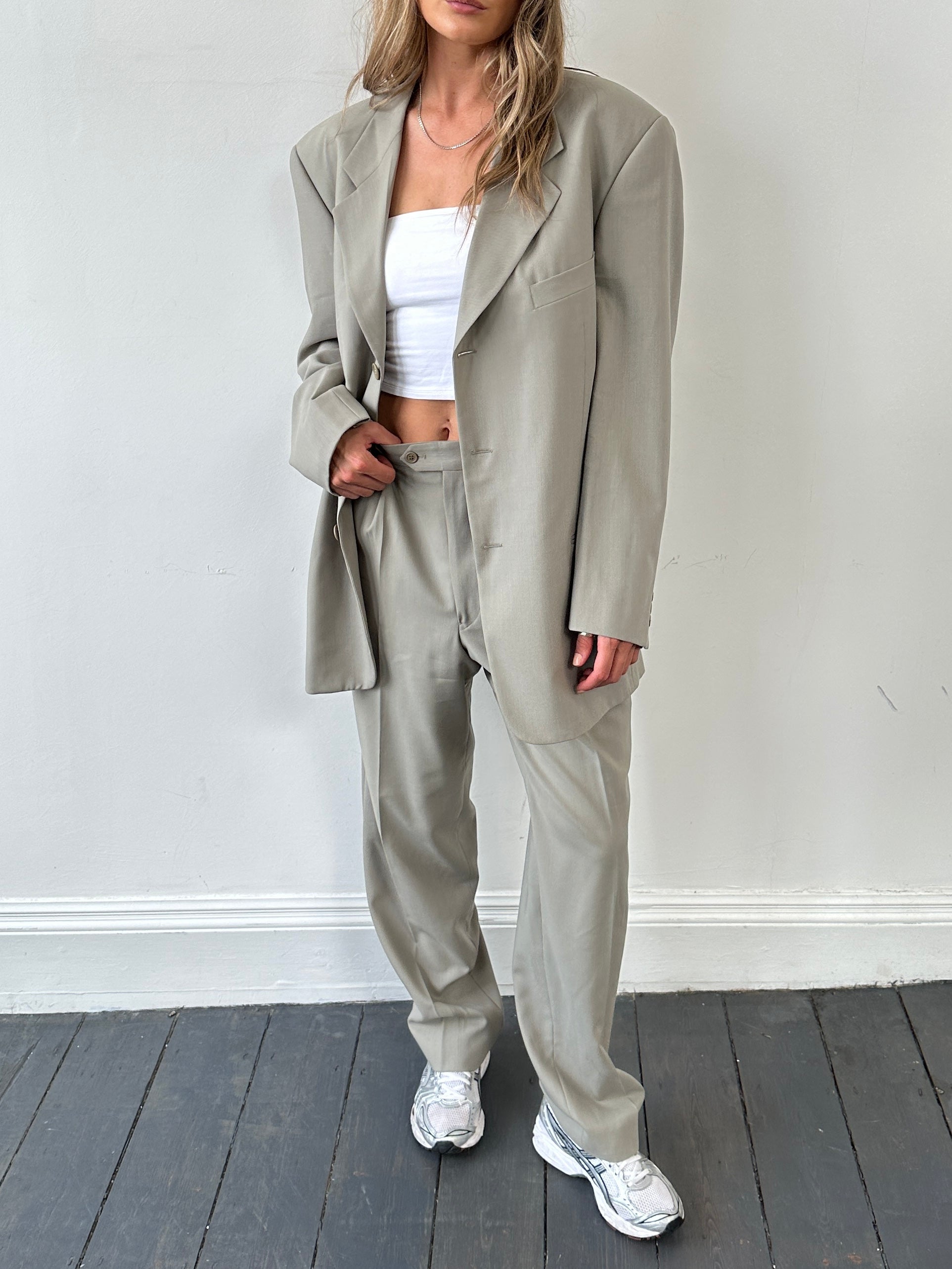 Armani Le Collezioni relaxed virgin wool single-breasted suit jumpsuit, size 42R/W34, tailored fit in classic navy color.