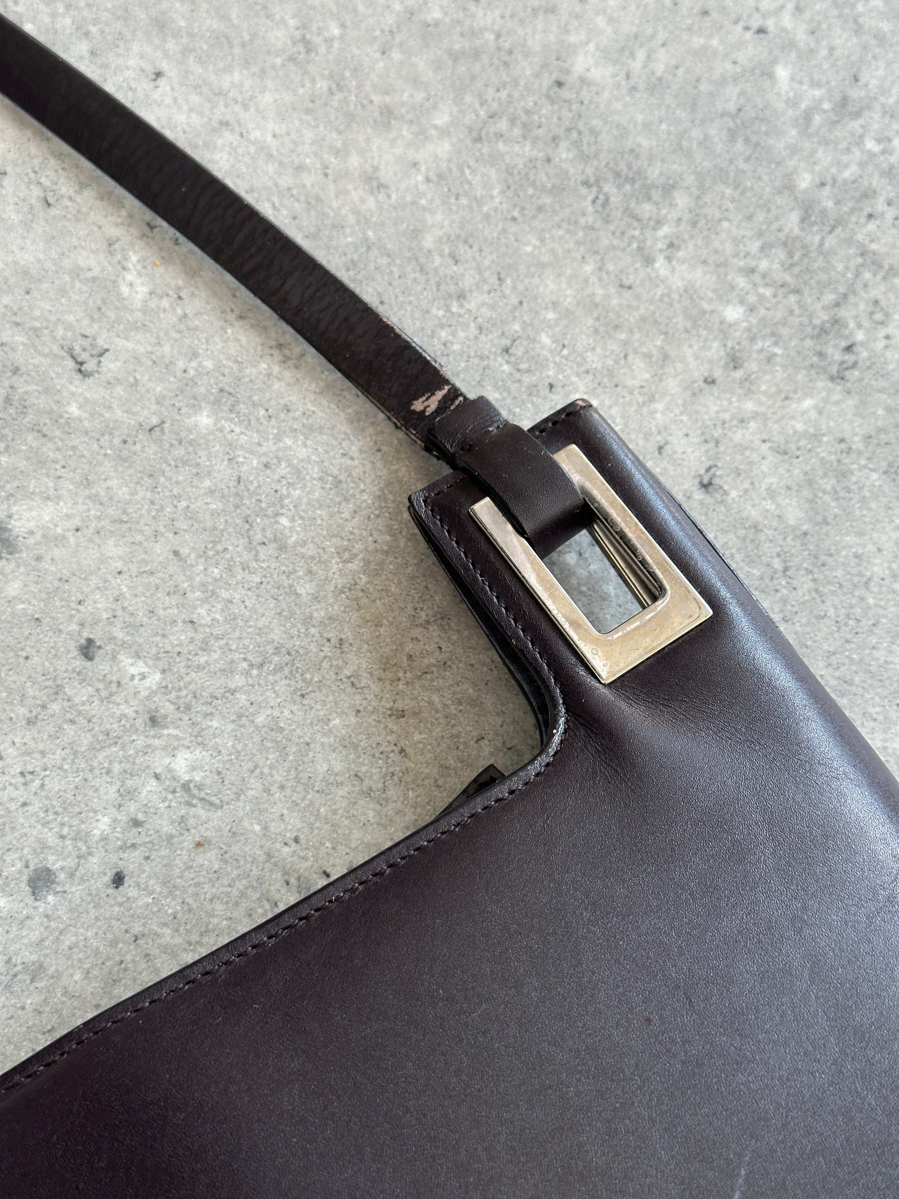Gucci leather shoulder bag with adjustable strap, featuring classic design and high-quality craftsmanship.