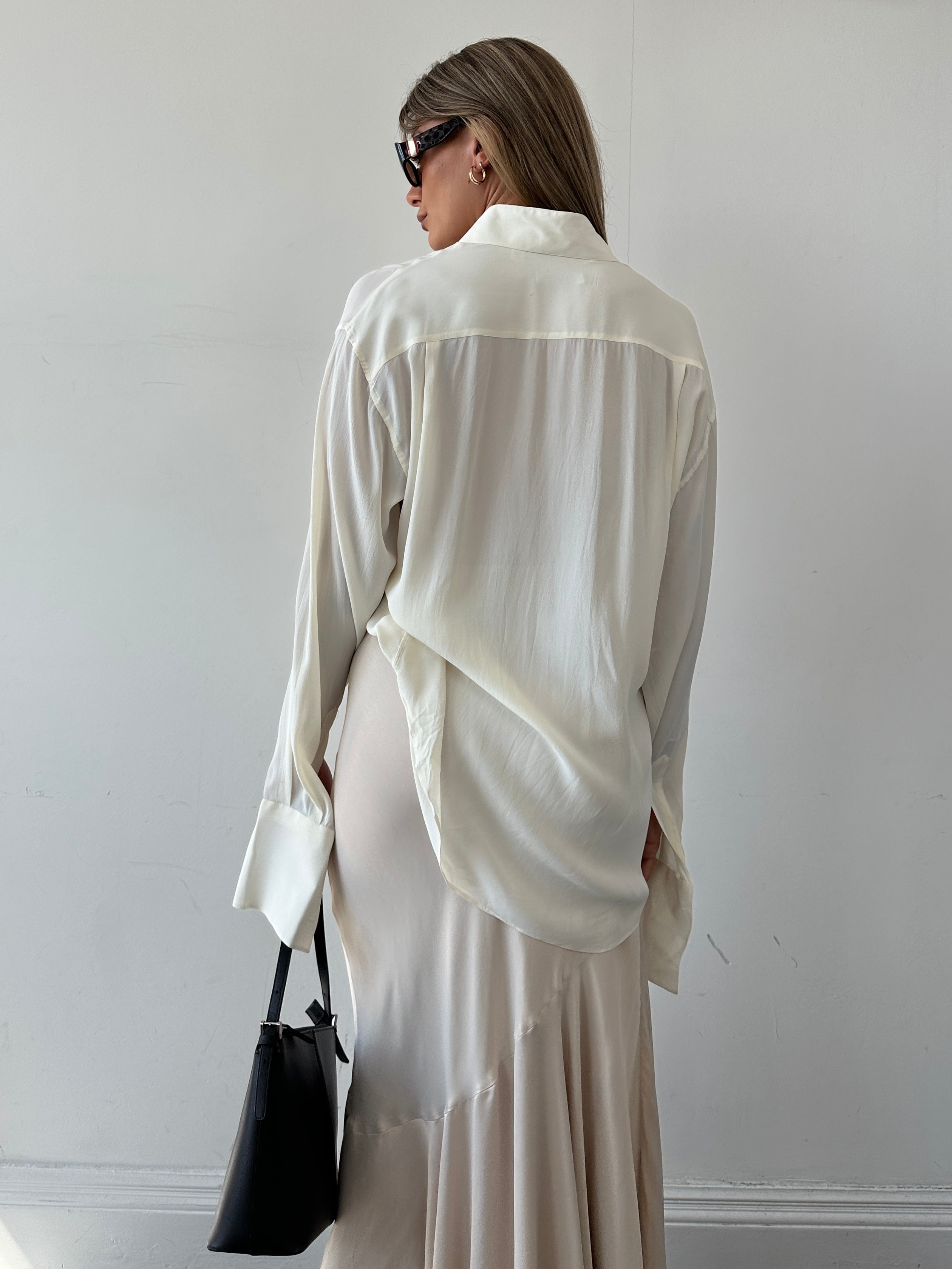 Vintage Italian silk flowy double collar dress shirt in M/L size, featuring elegant design and classic style.