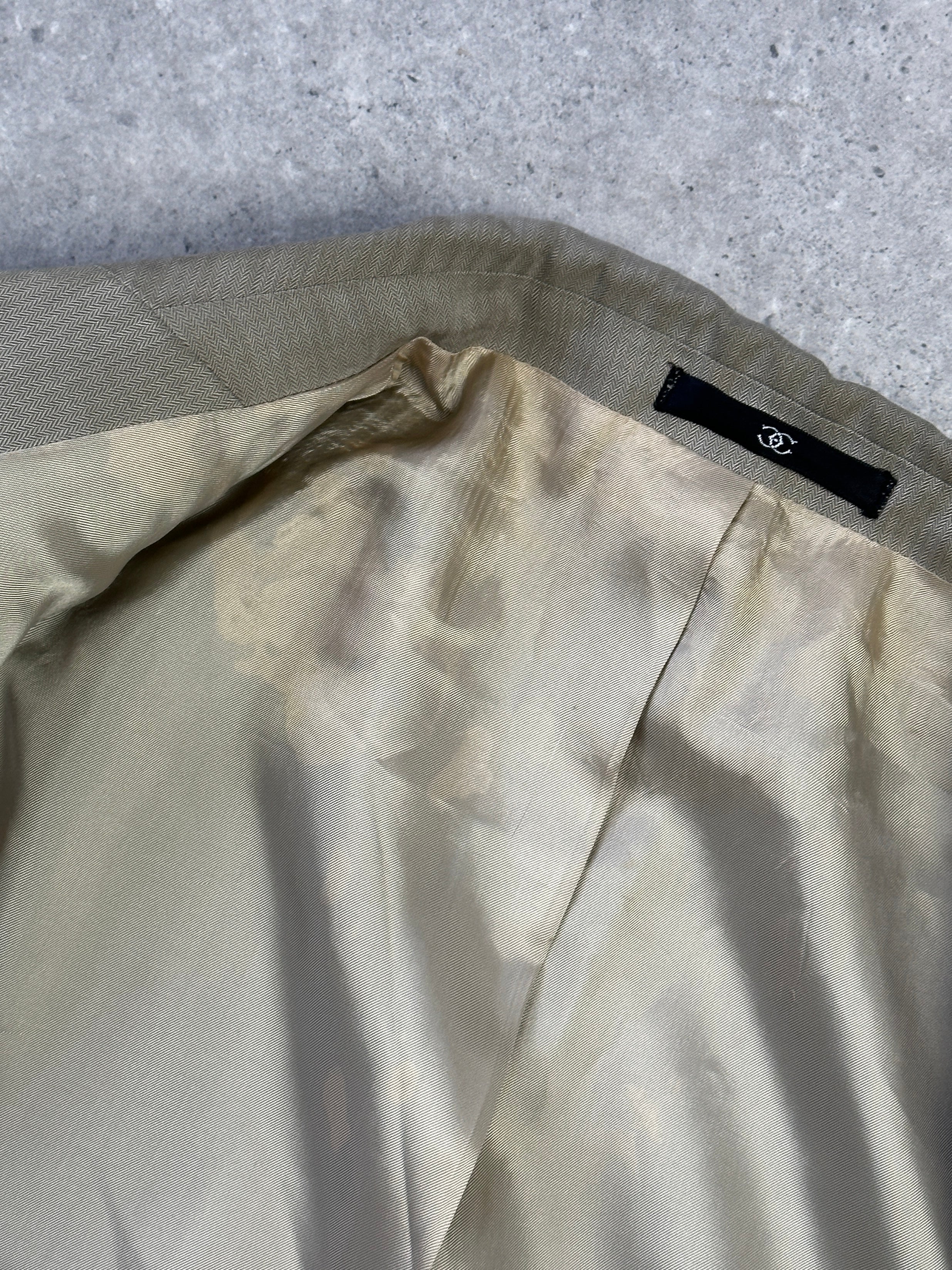 Vintage relaxed three-piece suit in size 44R/W32, featuring a classic jacket, vest, and trousers in traditional suiting fabric.