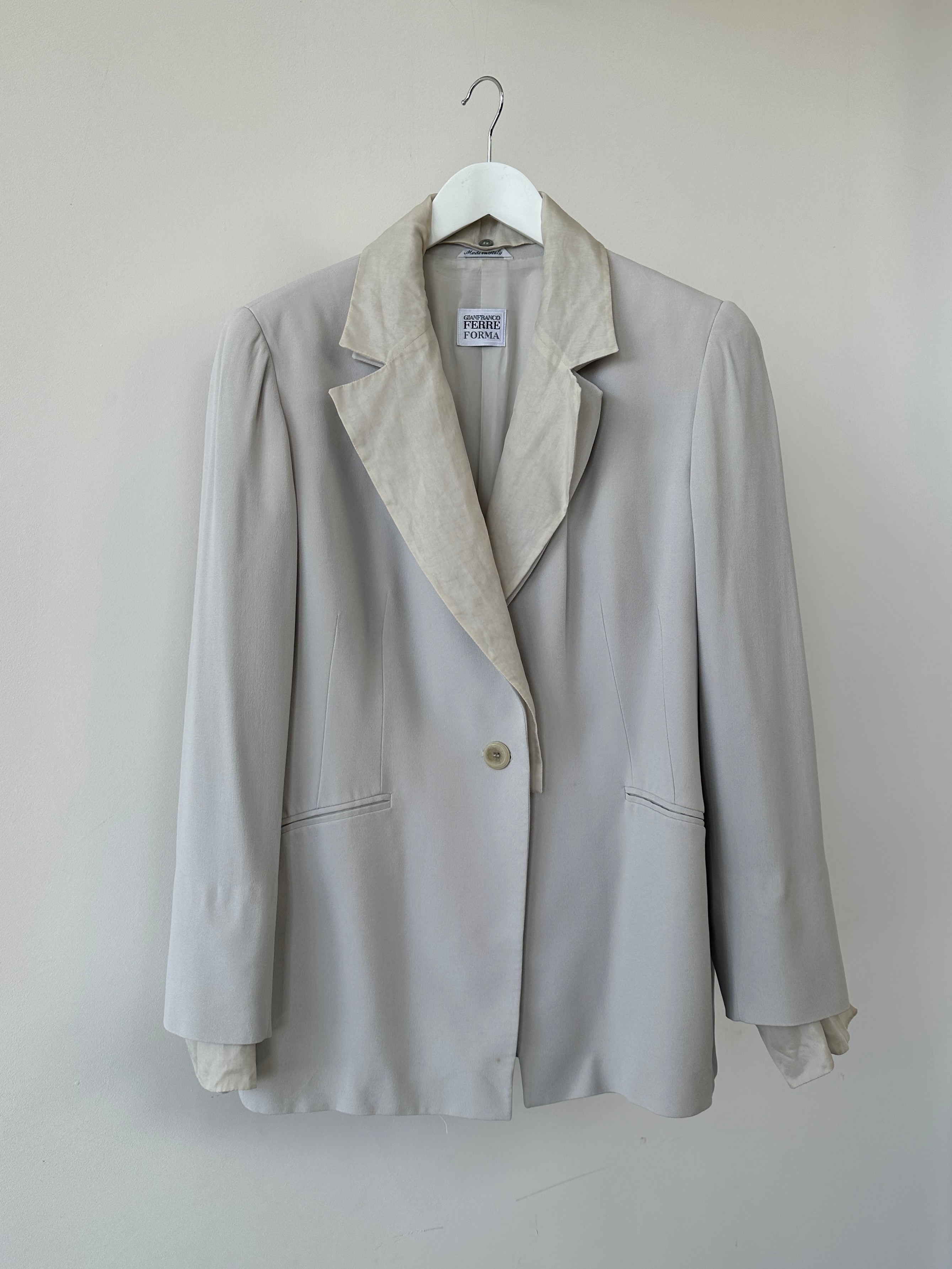 Gianfranco Ferre Forma blazer with detachable collar, crepe fabric, tailored fit, long sleeves, and front button closure in size M.