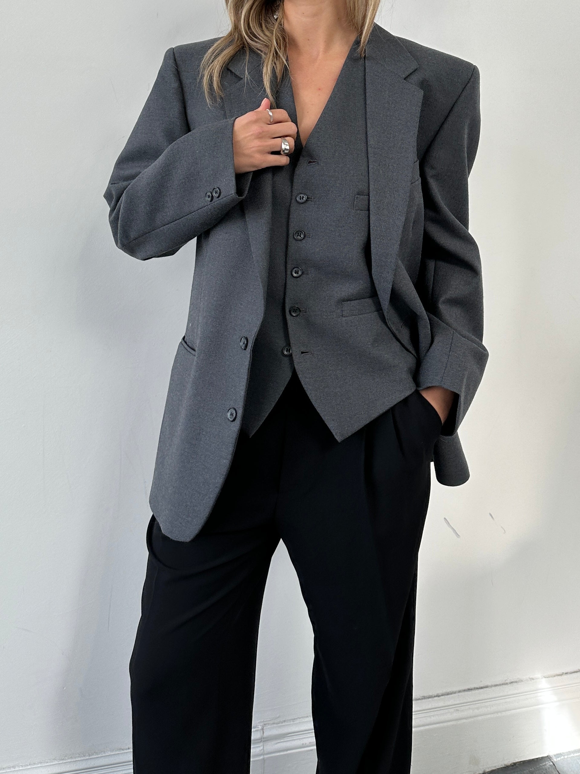 Vintage British vintage two-piece blazer and waistcoat set in size M/42, featuring classic tailored design and traditional fabric.