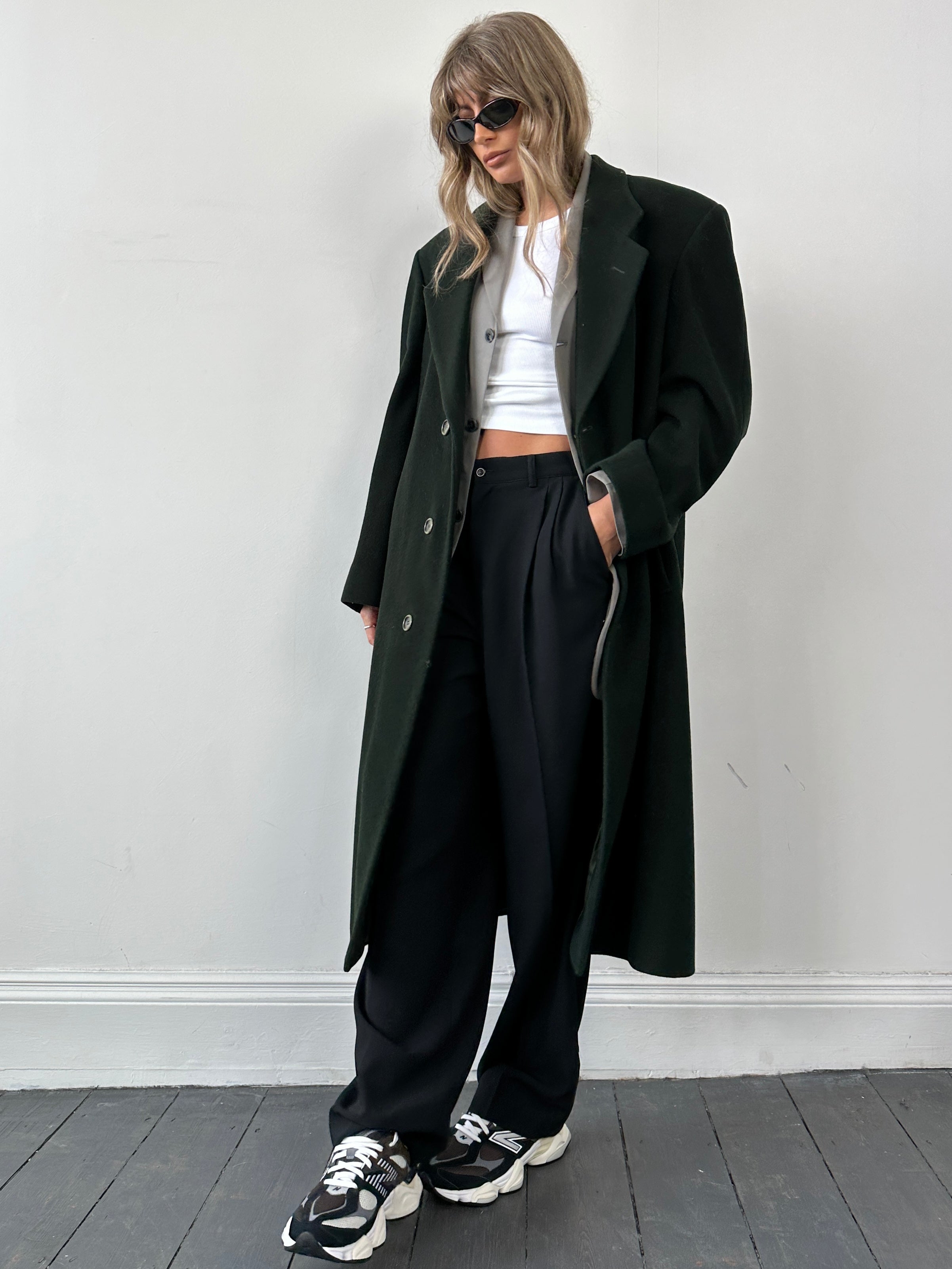 Pierre Cardin single-breasted wool cashmere coat in size L/XL, shown in a classic style with a tailored fit and neutral color.