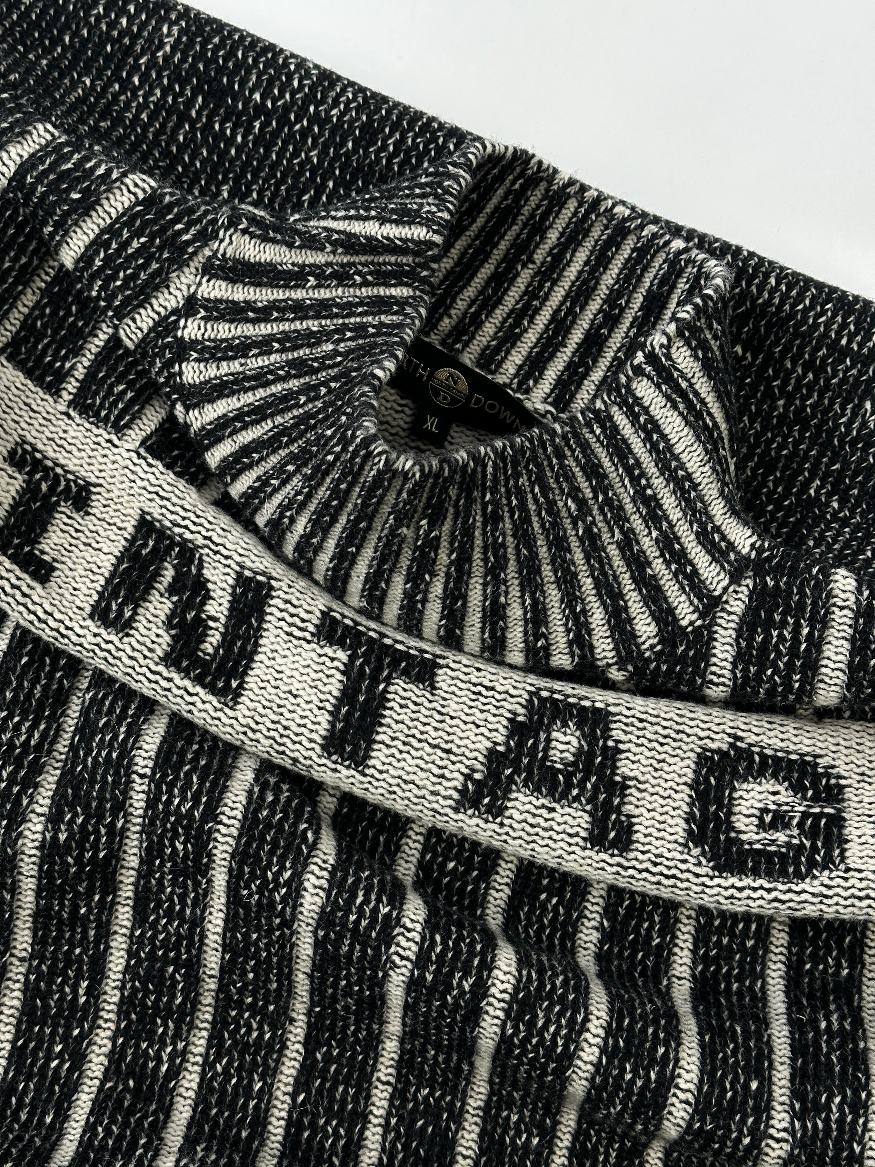 Vintage wool turtleneck jumper with spellout design, featuring a cozy turtle neck in size M/L.