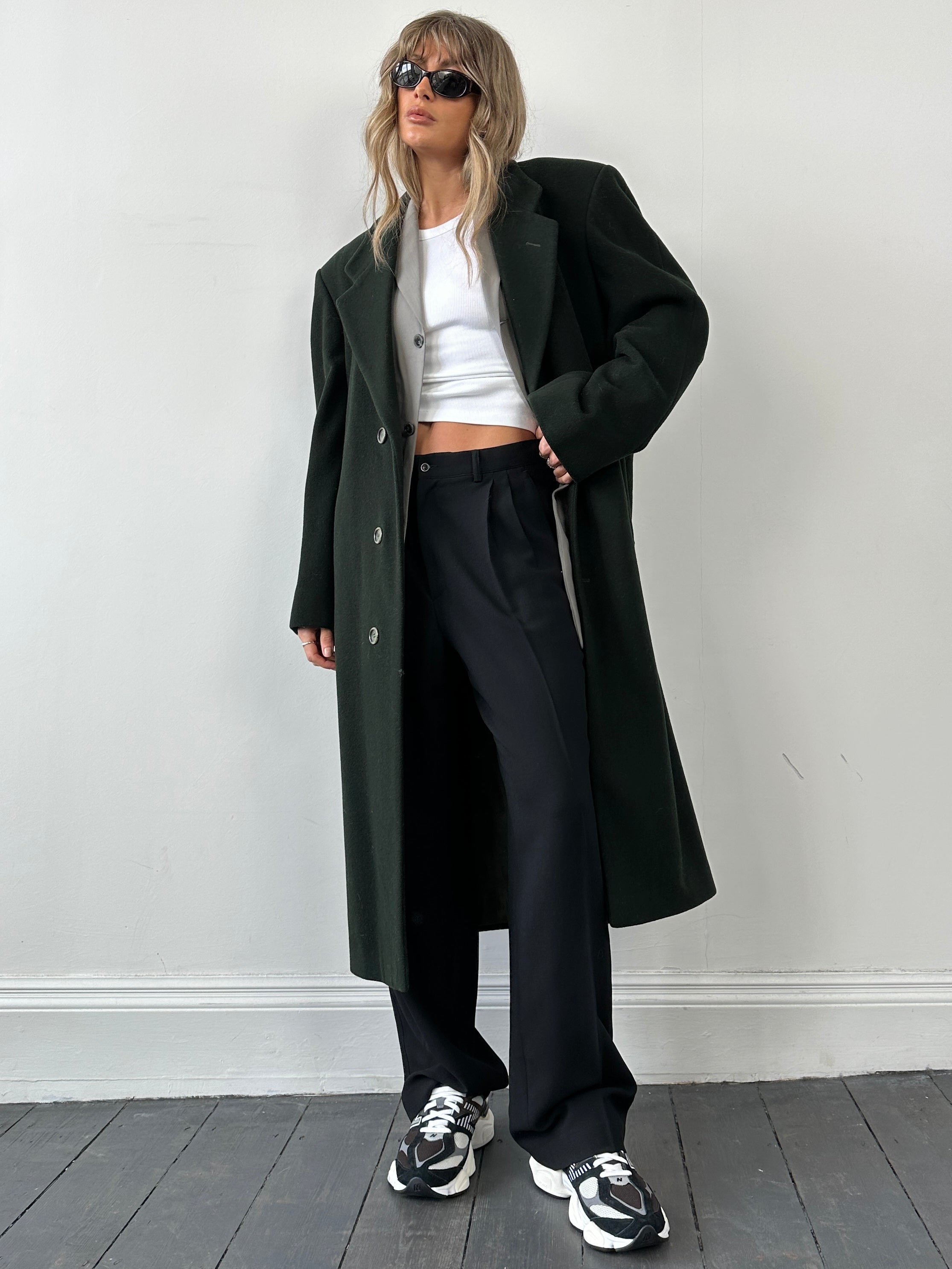 Pierre Cardin single-breasted wool cashmere coat in size L/XL, shown in a versatile, stylish design with a classic collar and button closure.