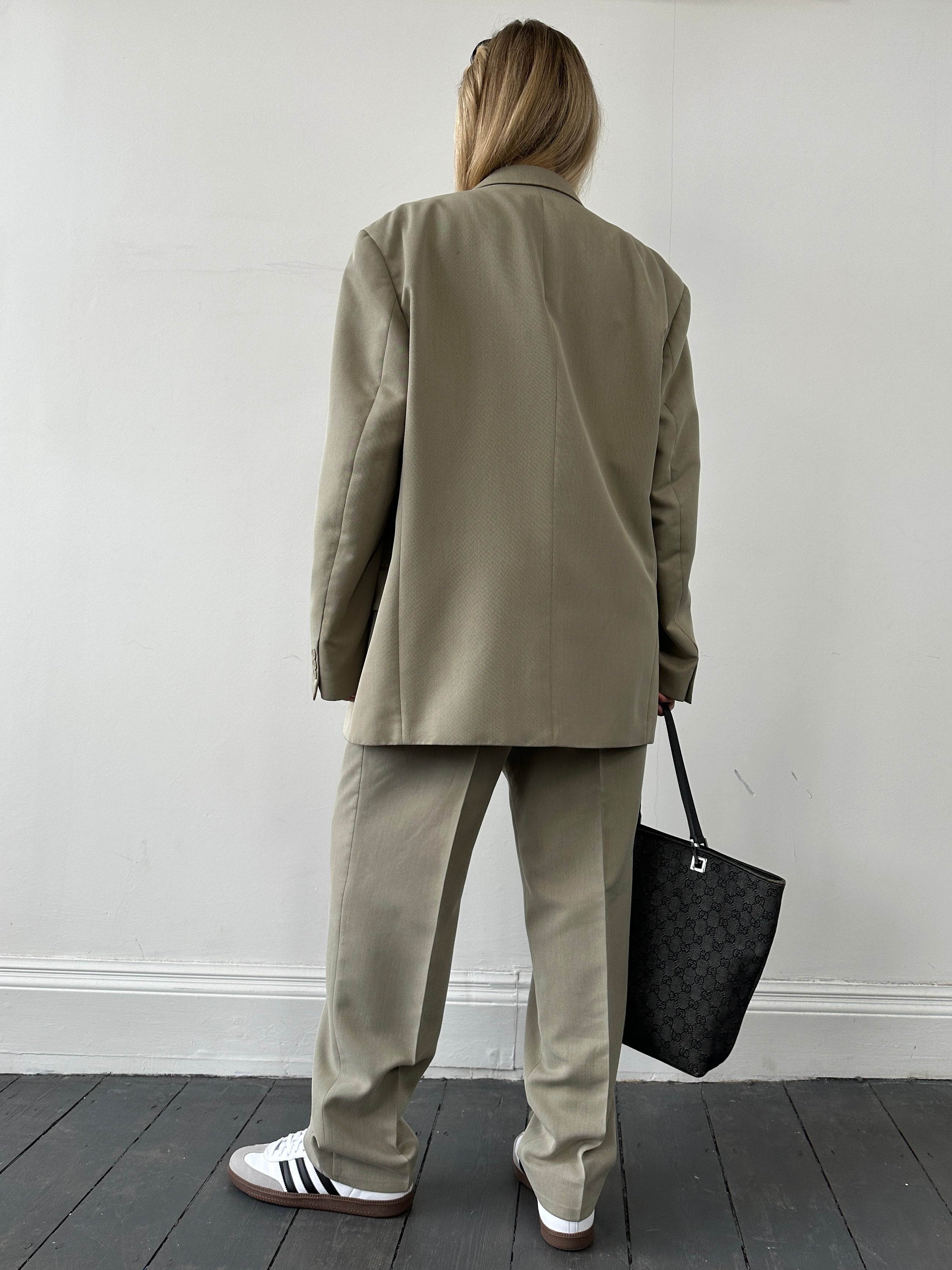 Vintage relaxed three-piece suit with jacket, vest, and trousers in size 44R/W32, featuring classic style and tailored fit.