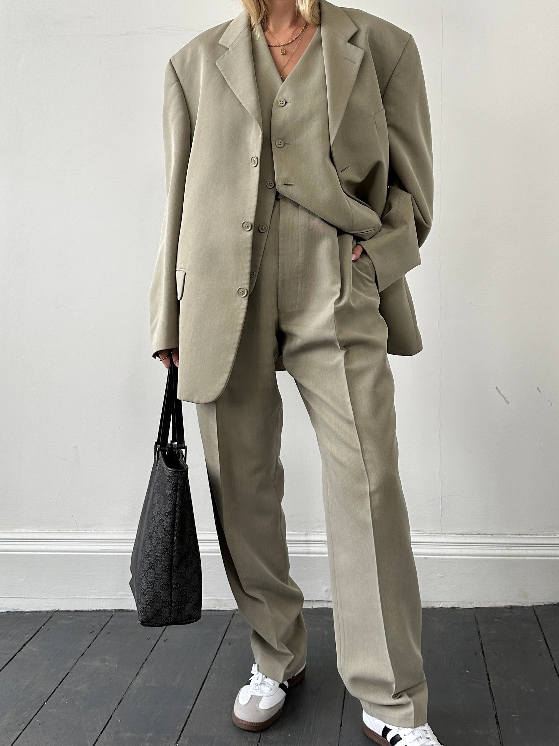 Vintage relaxed three-piece suit in size 44R/W32, featuring a jacket, vest, and trousers in classic style and fabric.