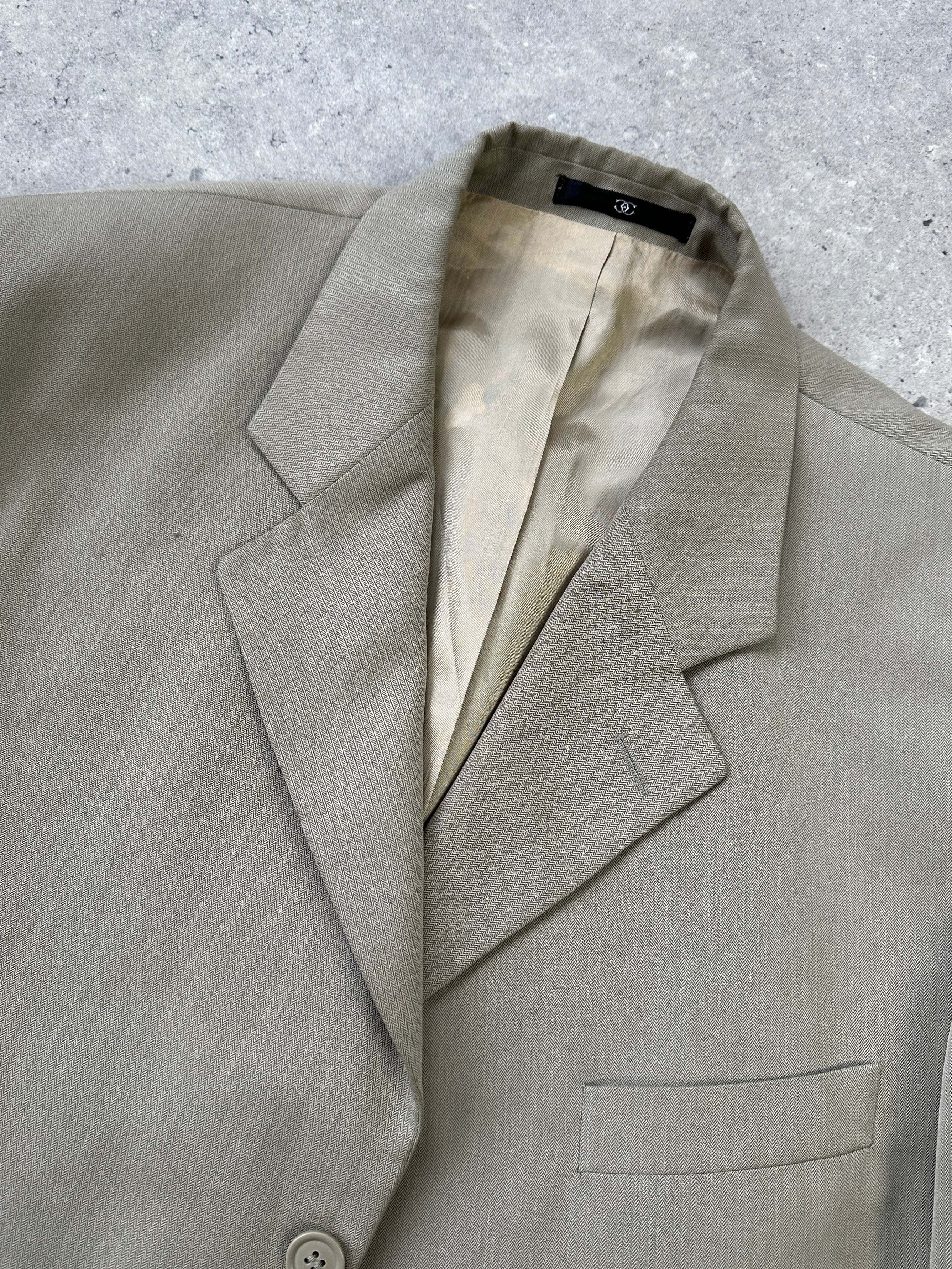 Vintage relaxed three-piece suit in size 44R/W32, featuring classic tailored jacket, vest, and trousers, suitable for formal occasions.