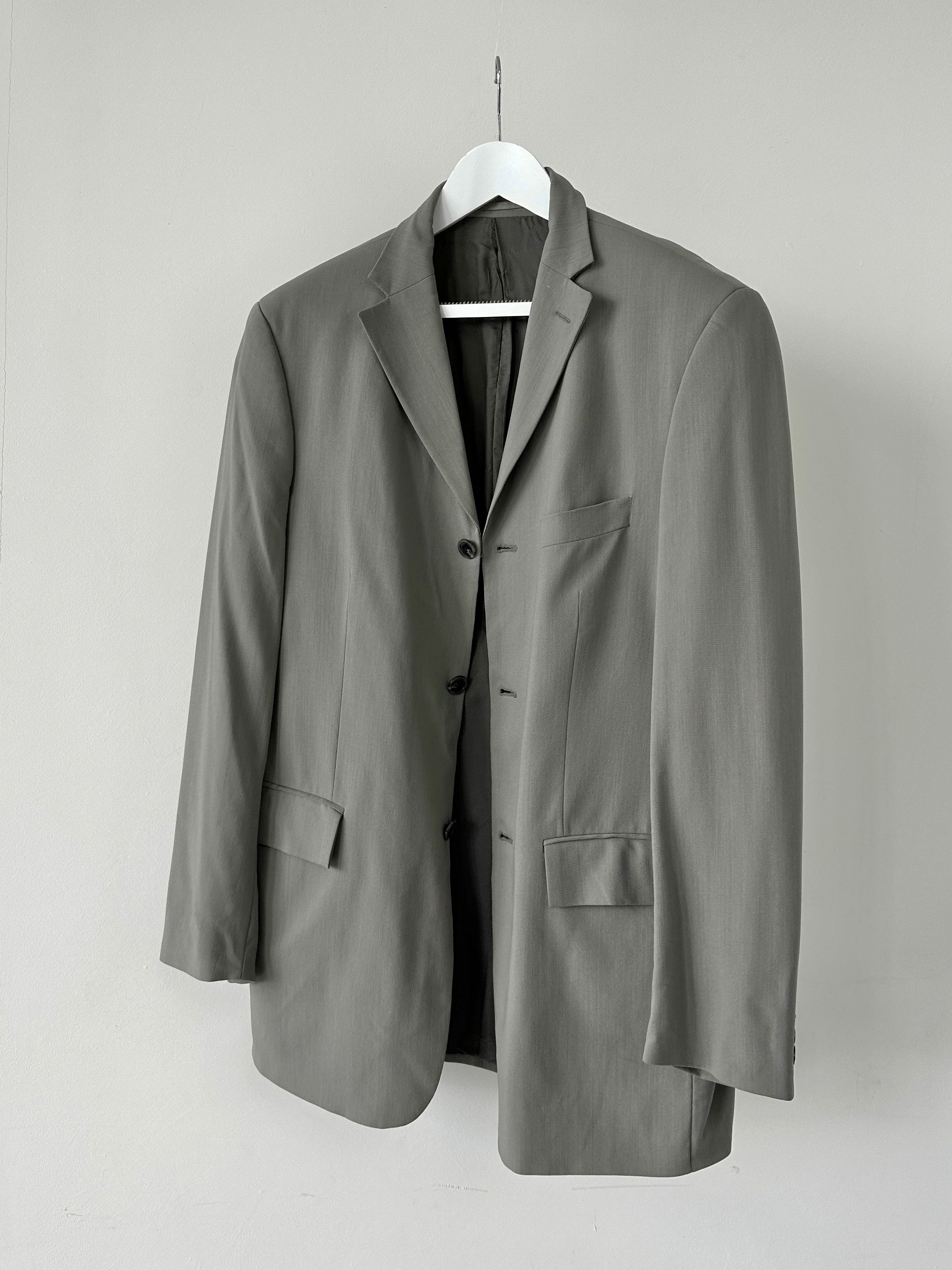 Pierre Cardin single-breasted wool blazer in navy, size L/42R, displayed on a hanger with a tailored fit and classic lapel.