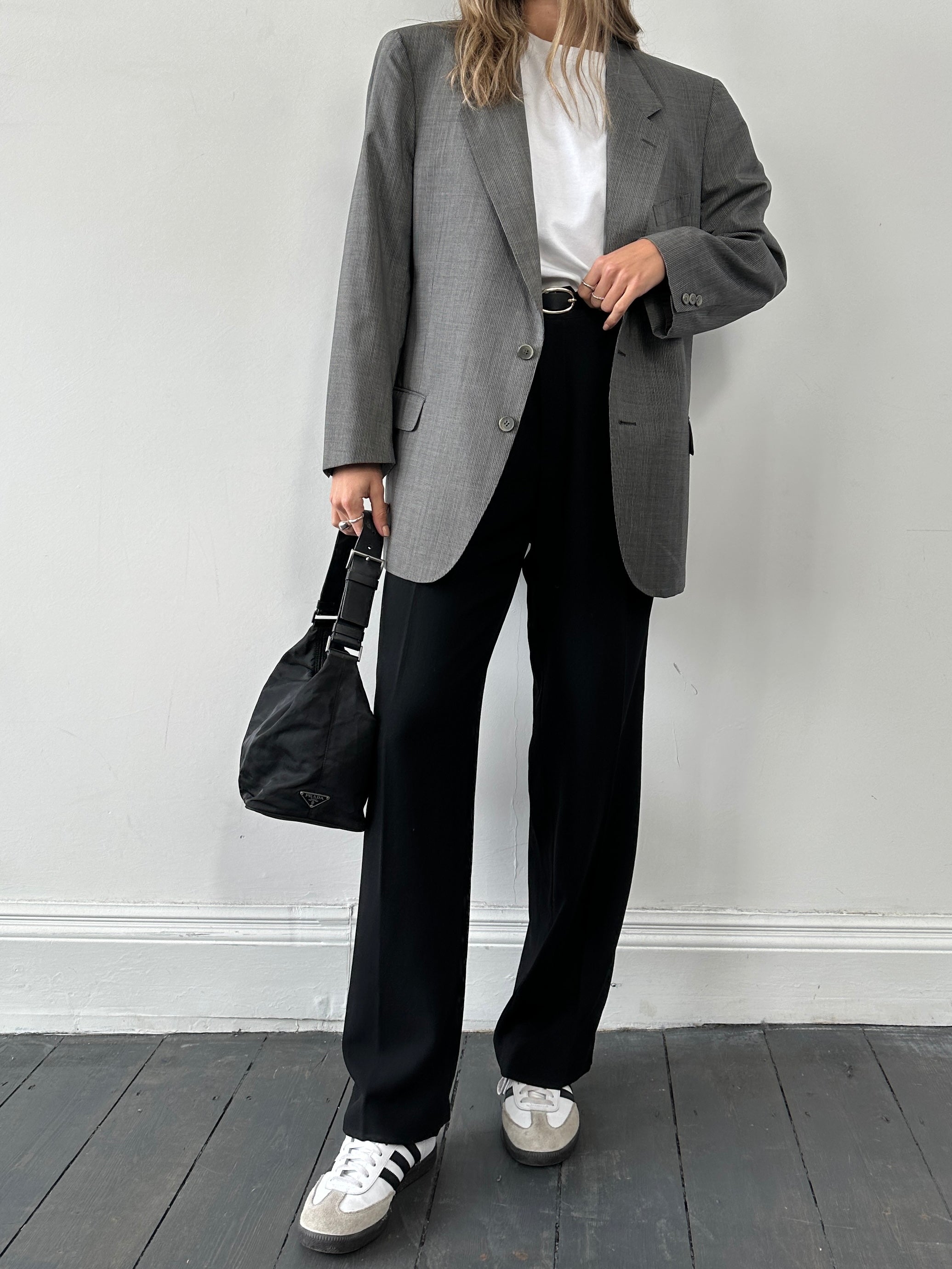 Valentino UOMO single-breasted pinstripe blazer in size L/XL, tailored fit with classic lapels and pinstripe pattern.