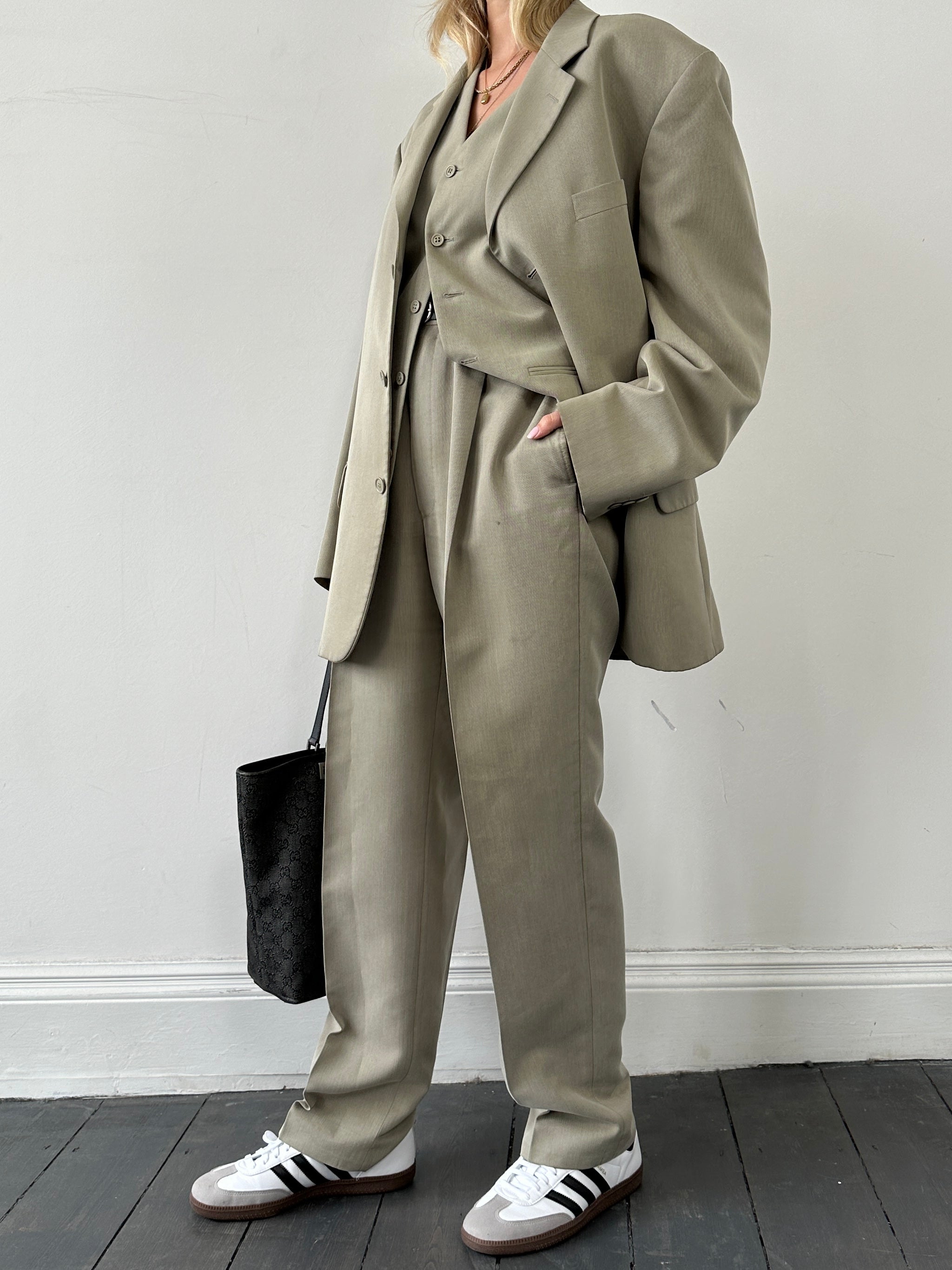 Vintage relaxed three-piece suit in size 44R/W32, featuring classic tailored design and fabric details.