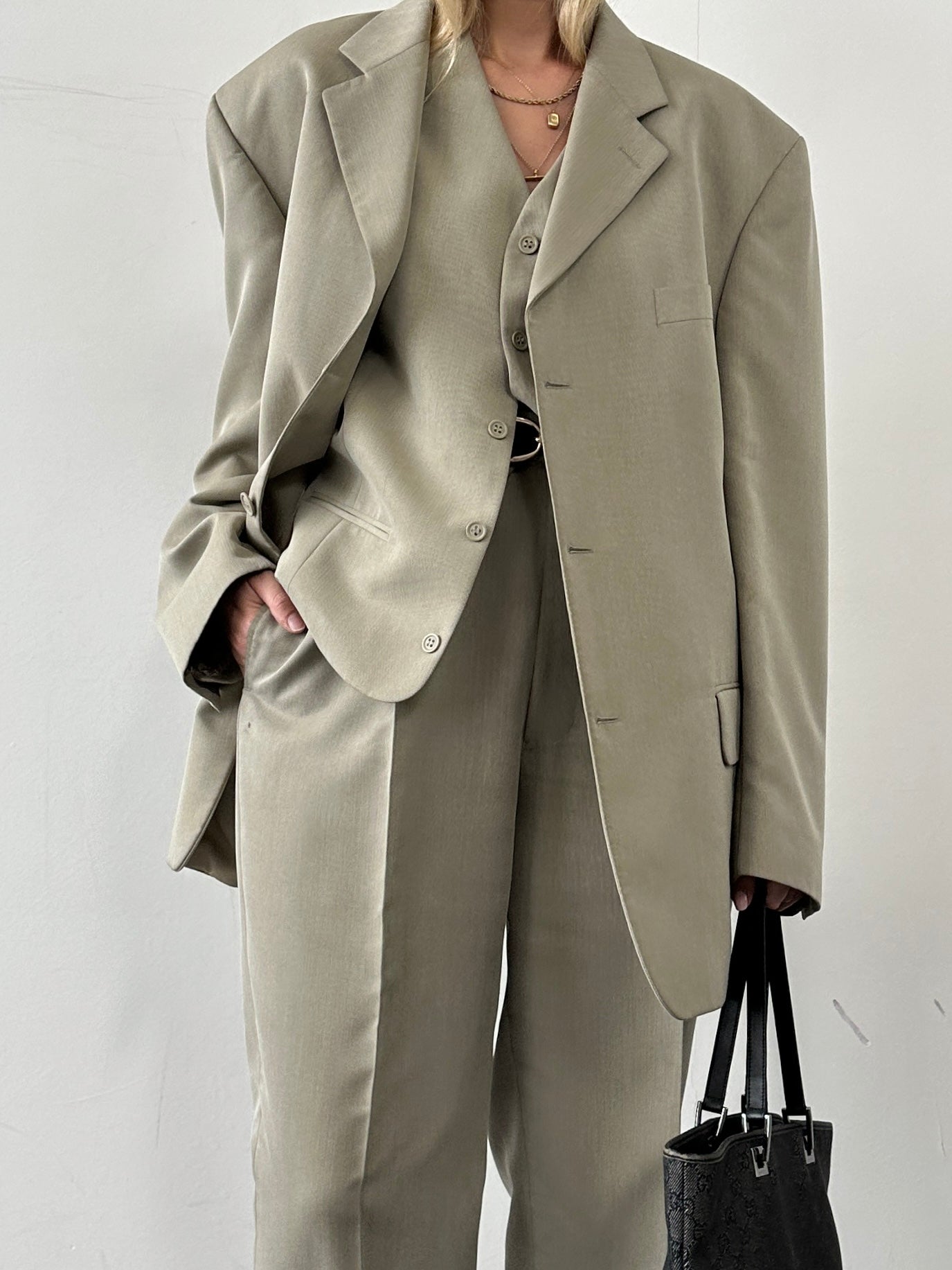 Vintage relaxed three-piece suit in size 44R/W32, featuring tailored jacket, vest, and trousers, displayed on a neutral background.