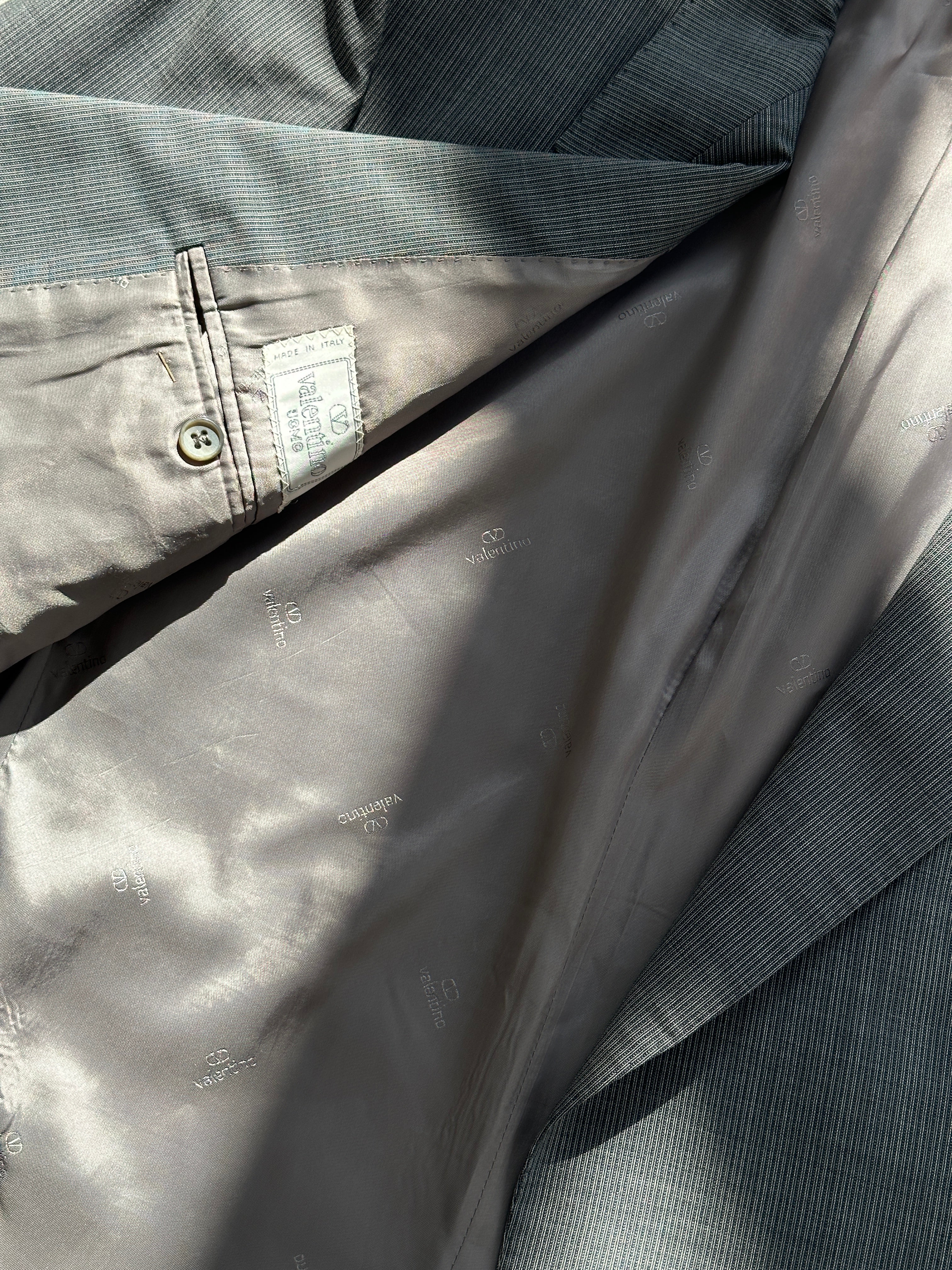Valentino UOMO single-breasted pinstripe blazer in size L/XL, tailored fit with classic lapels and stylish pinstripe pattern.