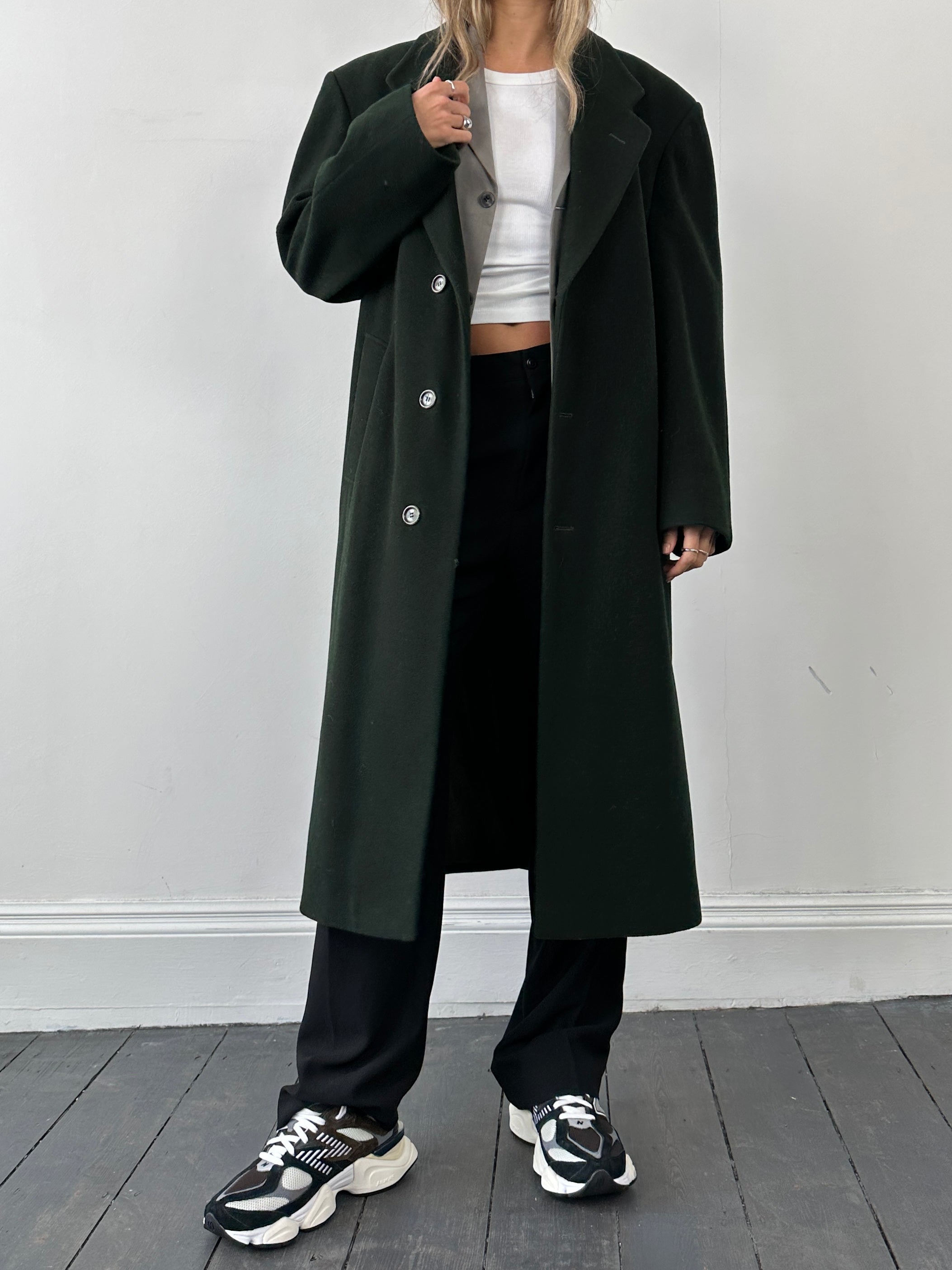 Pierre Cardin single-breasted wool cashmere coat in size L/XL, featuring a classic tailored design and warm, luxurious fabric.