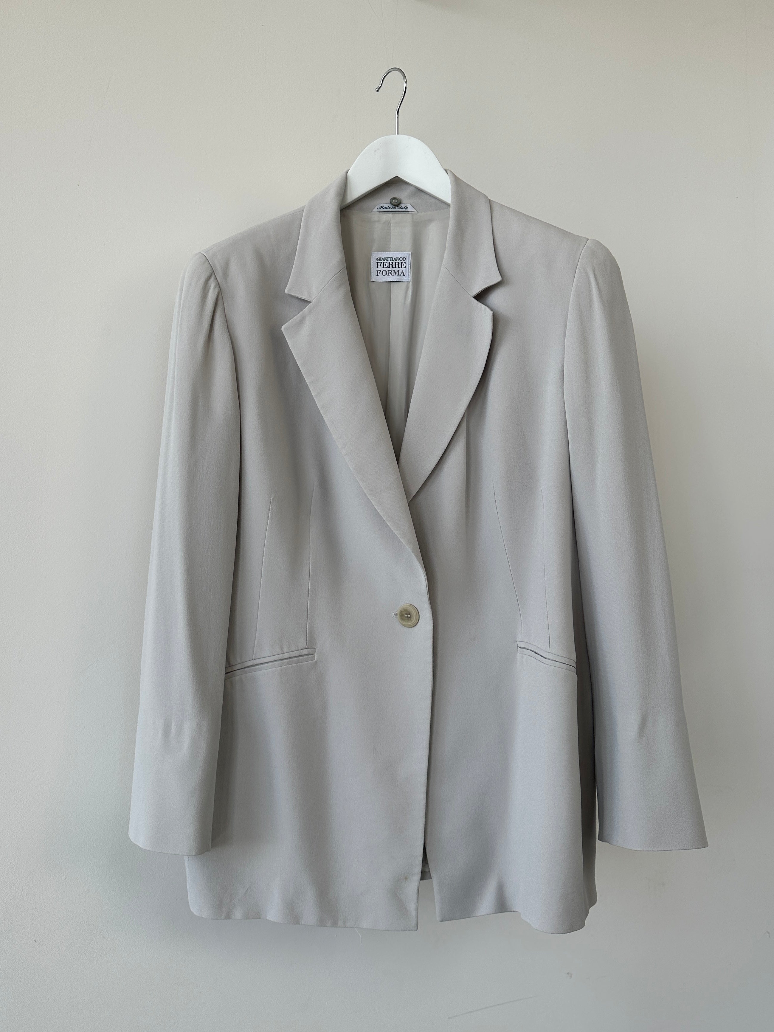 Gianfranco Ferre Forma black crepe blazer with detachable collar, slim fit, long sleeves, and tailored design for versatile occasions.