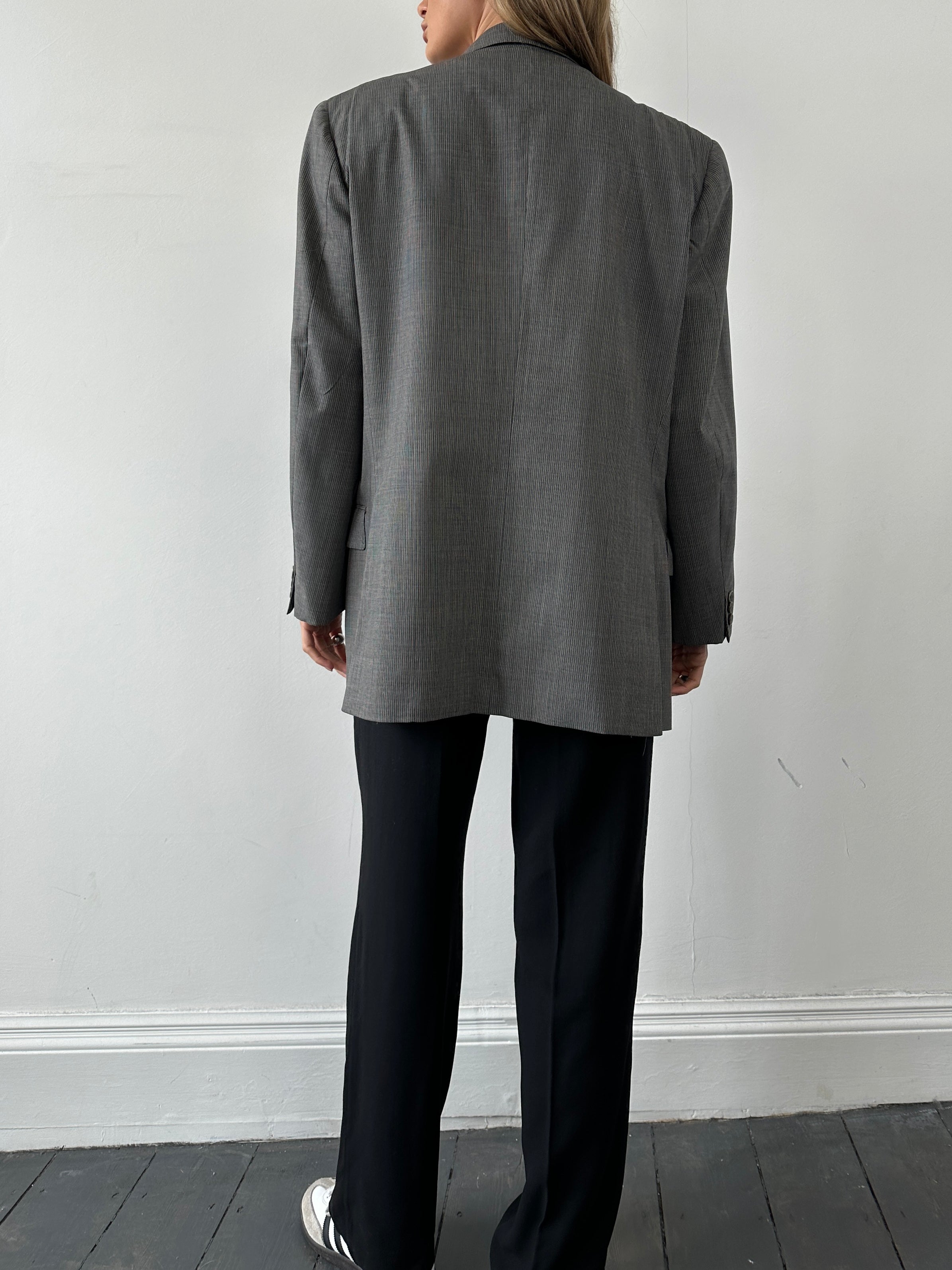 Valentino UOMO single-breasted pinstripe blazer in size L/XL, tailored fit with classic lapels and pinstripe pattern.