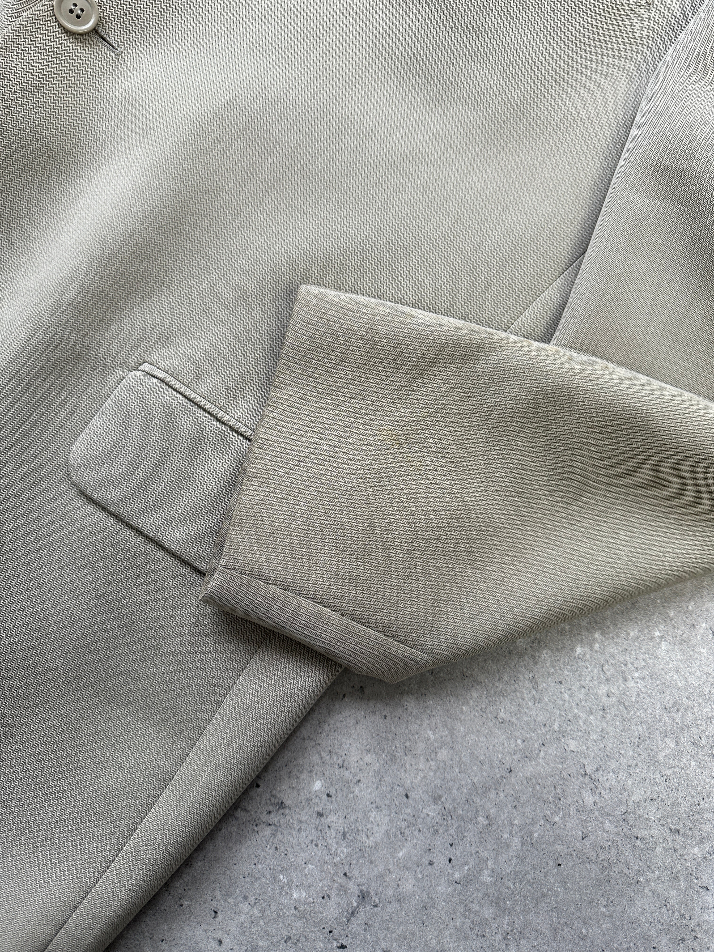 Vintage relaxed three-piece suit in size 44R/W32, featuring a tailored jacket, vest, and trousers, displayed on a hanger.